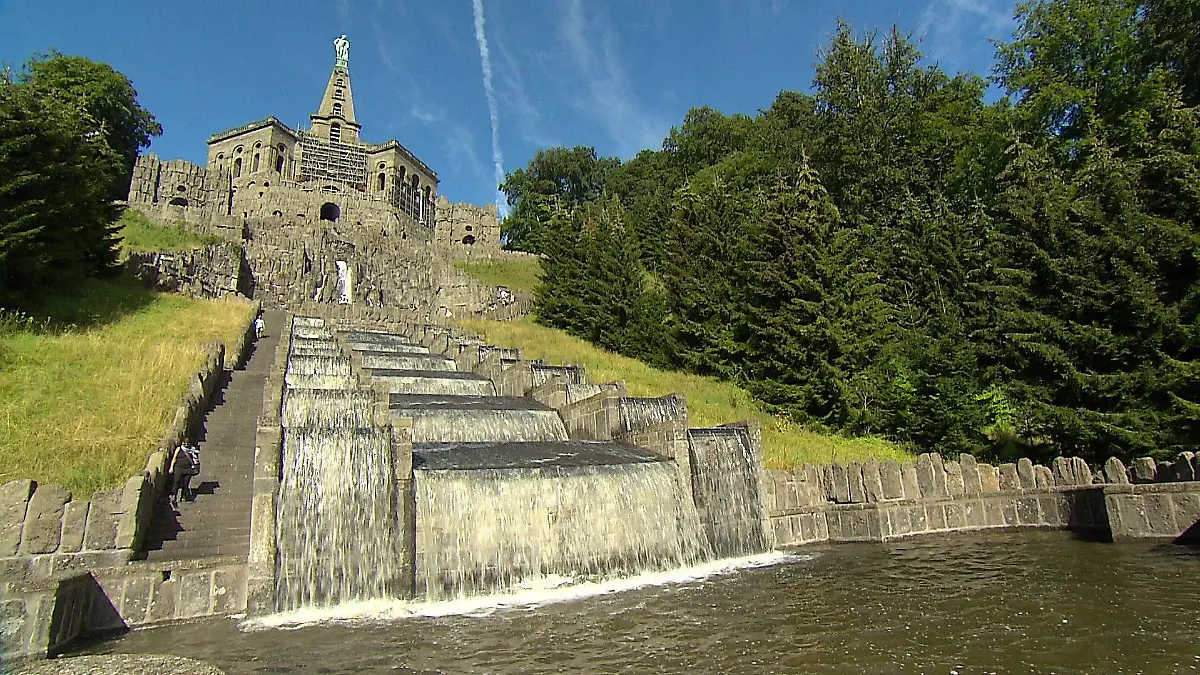 Herkules Statue und Wasserkaskaden in Kassel