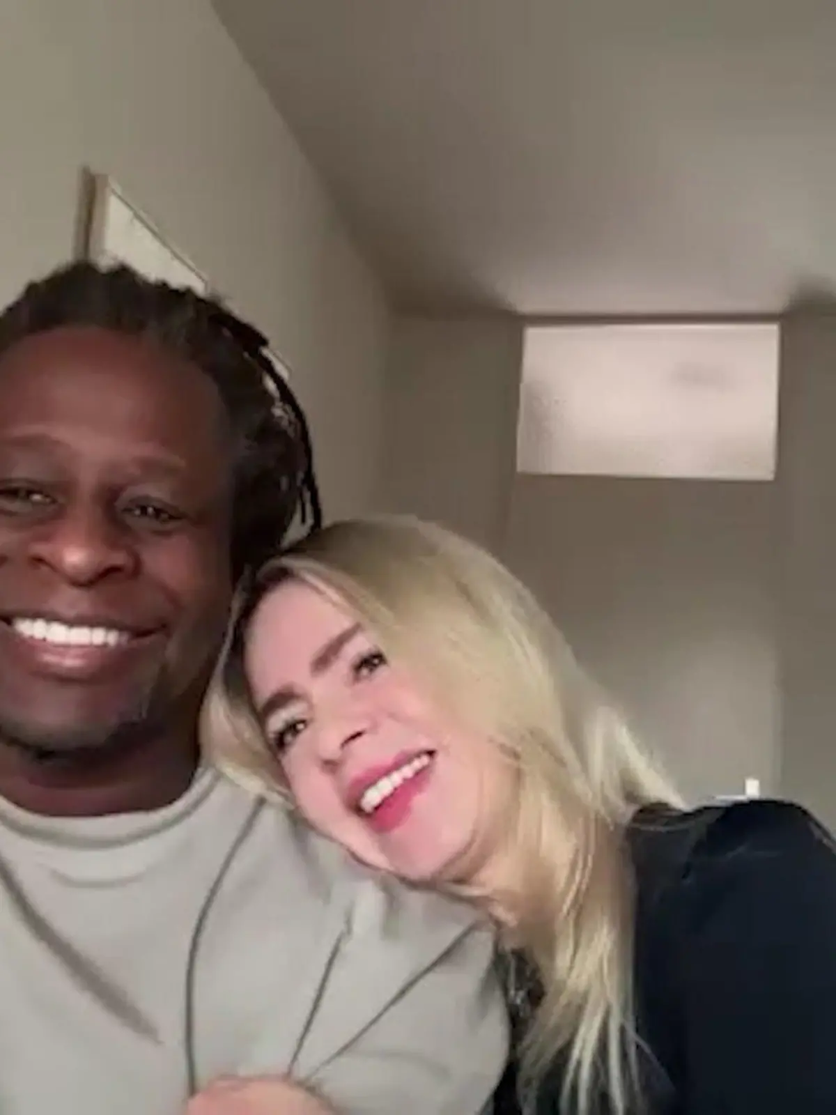 Mola Adebisi und Freundin Adelina Zilai sind verlobt.