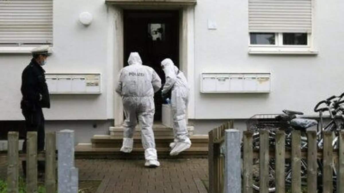 07.07.2021, Baden-Württemberg, Ulm: Polizeibeamte gehen zur Spurensicherung in ein Haus in Ulm, in dem die Leichen eines Kindes und einer Frau sowie ein schwer verletzter Mann gefunden worden waren. Wie die 34-Jährige und die Fünfjährige zu Tode kamen, soll eine Obduktion klären. Der 38-jährige Familienvater kam mit lebensbedrohlichen Verletzungen ins Krankenhaus. Foto: Ralf Zwiebler/dpa +++ dpa-Bildfunk +++