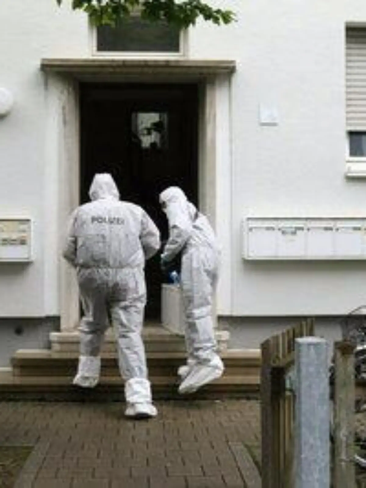 07.07.2021, Baden-Württemberg, Ulm: Polizeibeamte gehen zur Spurensicherung in ein Haus in Ulm, in dem die Leichen eines Kindes und einer Frau sowie ein schwer verletzter Mann gefunden worden waren. Wie die 34-Jährige und die Fünfjährige zu Tode kamen, soll eine Obduktion klären. Der 38-jährige Familienvater kam mit lebensbedrohlichen Verletzungen ins Krankenhaus. Foto: Ralf Zwiebler/dpa +++ dpa-Bildfunk +++