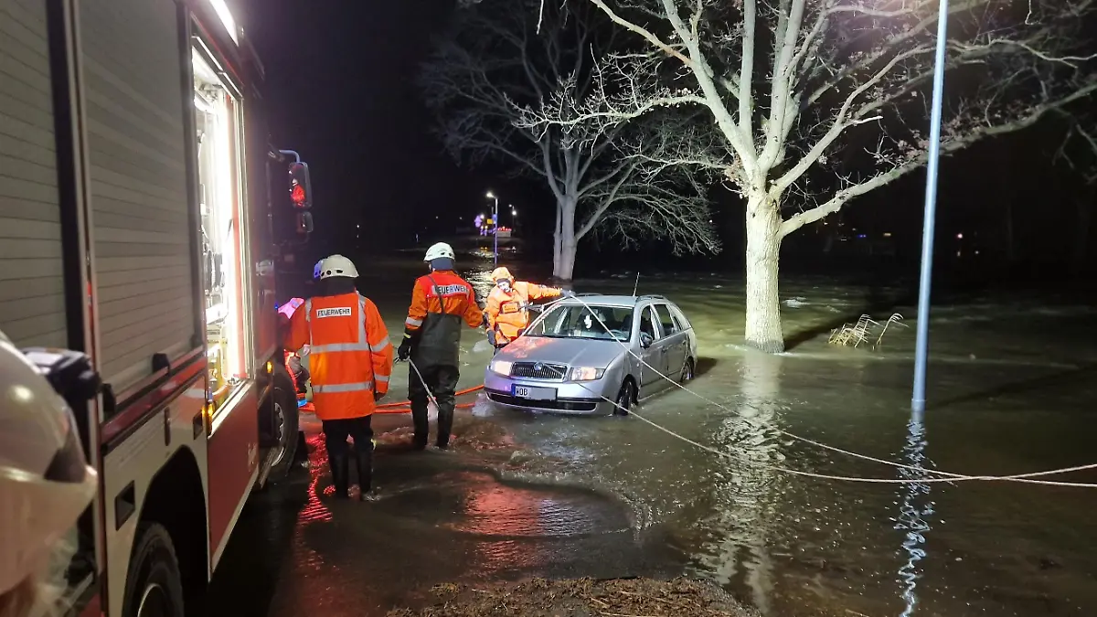 Ein Autofahrer fährt bei Gifhorn trotz Durchfahrtverbot ins Hochwasser - und treibt ab. Die Feuerwehr Meinersen muss anrücken.