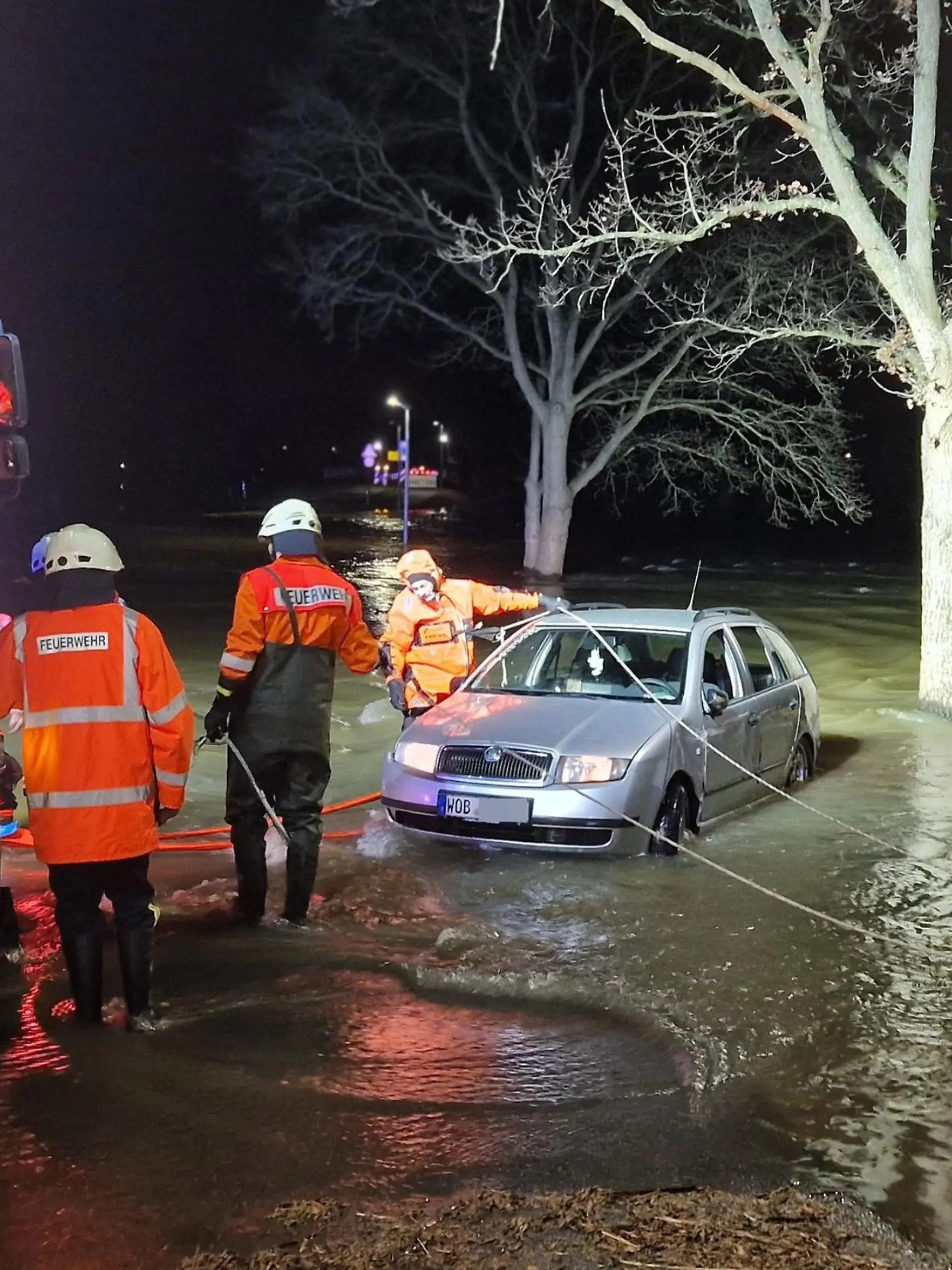 Ein Autofahrer fährt bei Gifhorn trotz Durchfahrtverbot ins Hochwasser - und treibt ab. Die Feuerwehr Meinersen muss anrücken.