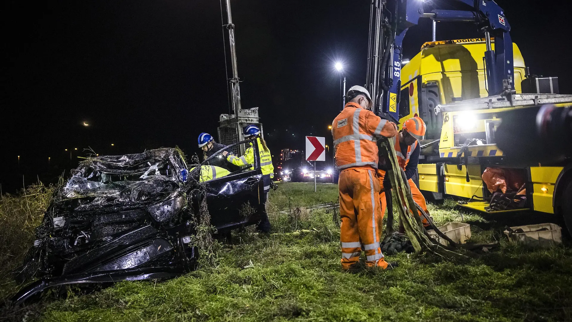 2022-10-20 03:08:27 DEN BOSCH - The police are investigating at the Empel junction A59/A2, where a dark-colored Kia Picanto with two bodies was found in the water. The police have no doubt that the two dead are the missing Hebe 10 and Sanne 26. ANP ROB ENGELAAR netherlands out - belgium out *** 2022 10 20 03 08 27 DEN BOSCH The police are investigating at the Empel junction A59 A2 , where a dark colored Kia Picanto with two bodies was found in the water The police have no doubt that the two dead are the missing Hebe 10 and Sanne 26 ANP ROB ENGELAAR netherlands out belgium out PUBLICATIONxINxGERxSUIxAUTxONLY Copyright: xx x456461125x originalFilename: 456461125.jpg
