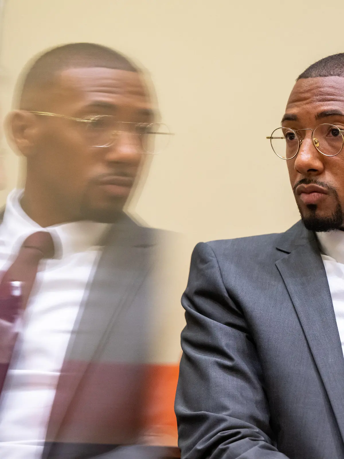 20.10.2022, Bayern, München: Der Fußball-Profi und ehemalige Nationalspieler Jerome Boateng sitzt zu Beginn des Auftakts im Berufungsprozess im Gerichtssaal des Landgerichts München I. Boateng ist angeklagt, seine Ex-Freundin 2018 in einem gemeinsamen Karibik-Urlaub geschlagen zu haben. Er wurde deshalb im vergangenen Jahr zu einer Geldstrafe von 1,8 Millionen Euro verurteilt. Gegen diese Entscheidung des Amtsgerichts München legten er, die Staatsanwaltschaft und seine Ex-Freundin als Nebenklägerin Berufung ein. Foto: Peter Kneffel/dpa +++ dpa-Bildfunk +++