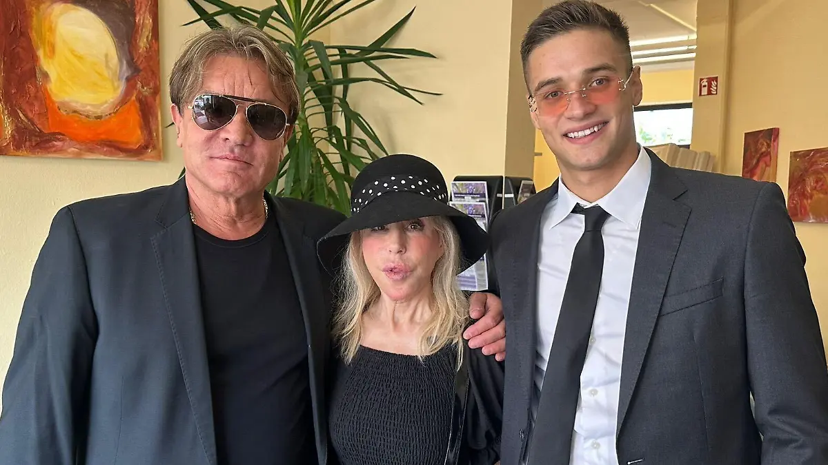 Michael Cinqueoncies und Sohn Luca halten Witwe Maria Weller im Arm.
