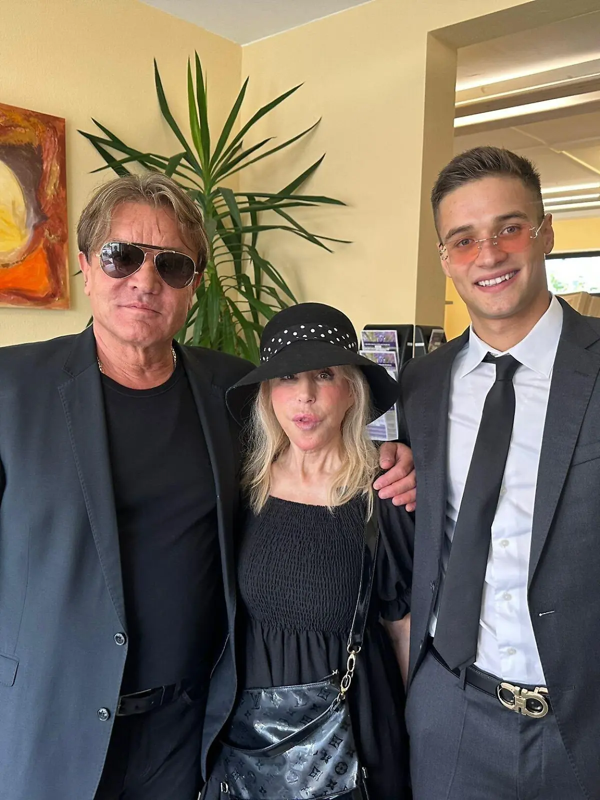 Michael Cinqueoncies und Sohn Luca halten Witwe Maria Weller im Arm.