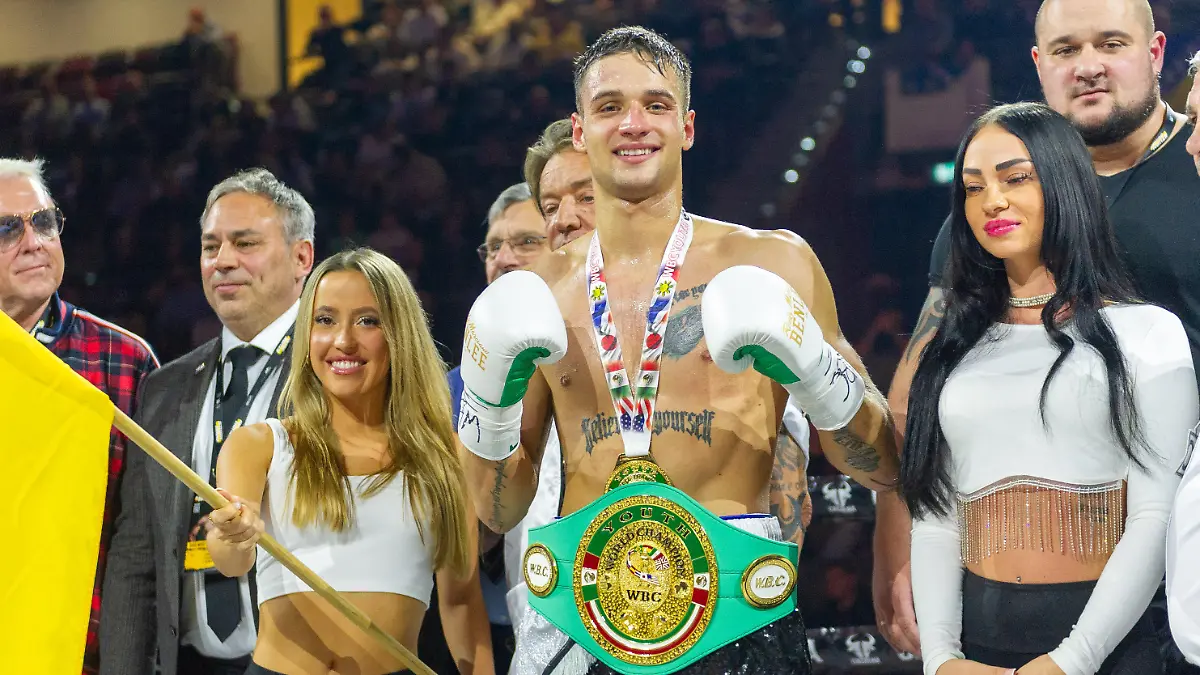 Gewinner: Luca Antonio Cinqueoncie (GER) nach Kampf gegen Mirko Koenig (GER) - WBC Junioren Halbschwergewicht WM - Felix Sturm Boxnacht, Sport, Boxen, Boxnacht, Boxer, 2023, 02.12.2023, Ludwigsburg (MHPArena), DEU Foto: Eibner/Sandy Dinkelacker