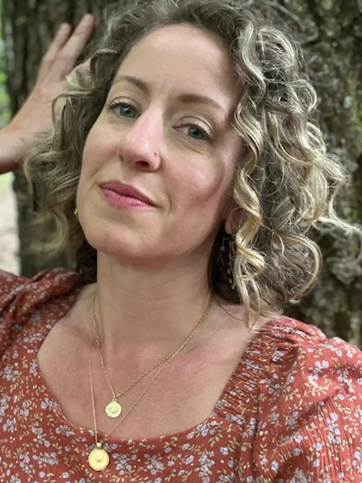Als es in der Beziehung von Sonja kriselt, geht die 45-Jährige ziemlich viel spazieren - und auf einem dieser Spaziergänge verliebt sie sich. Aber nicht etwa in einen anderen Spaziergänger, sondern in einen Baum, genauer gesagt in eine Eiche! Warum diese Baum-Beziehung am Ende sogar ihre Ehe gerettet hat, verraten wir im Video.