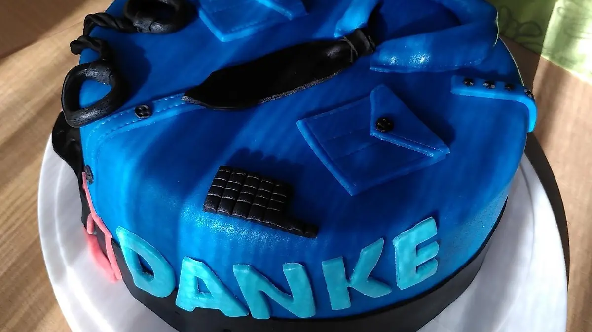Gefüllt war die blaue Uniform-Torte mit Erdbeeren.
