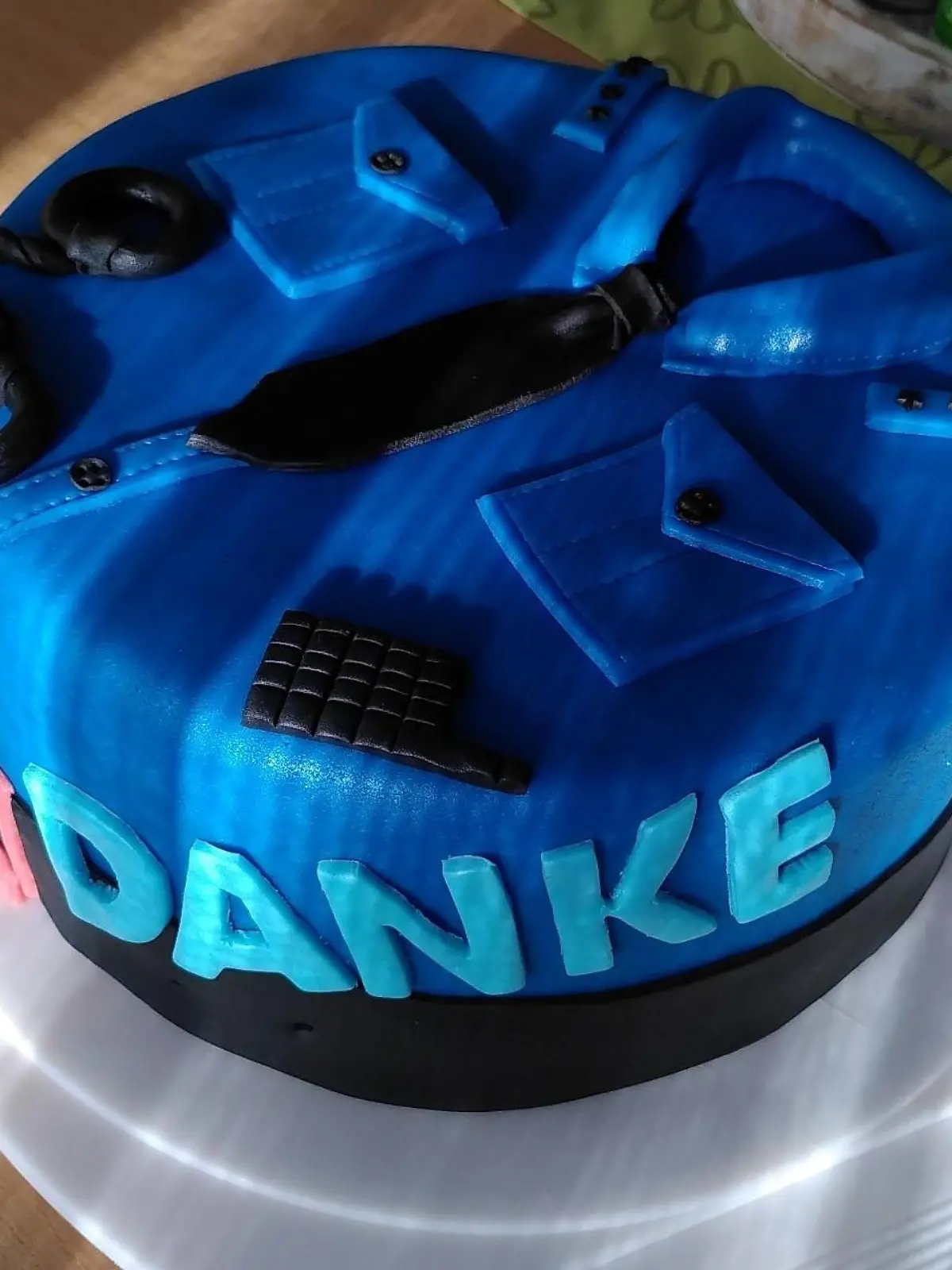 Gefüllt war die blaue Uniform-Torte mit Erdbeeren.
