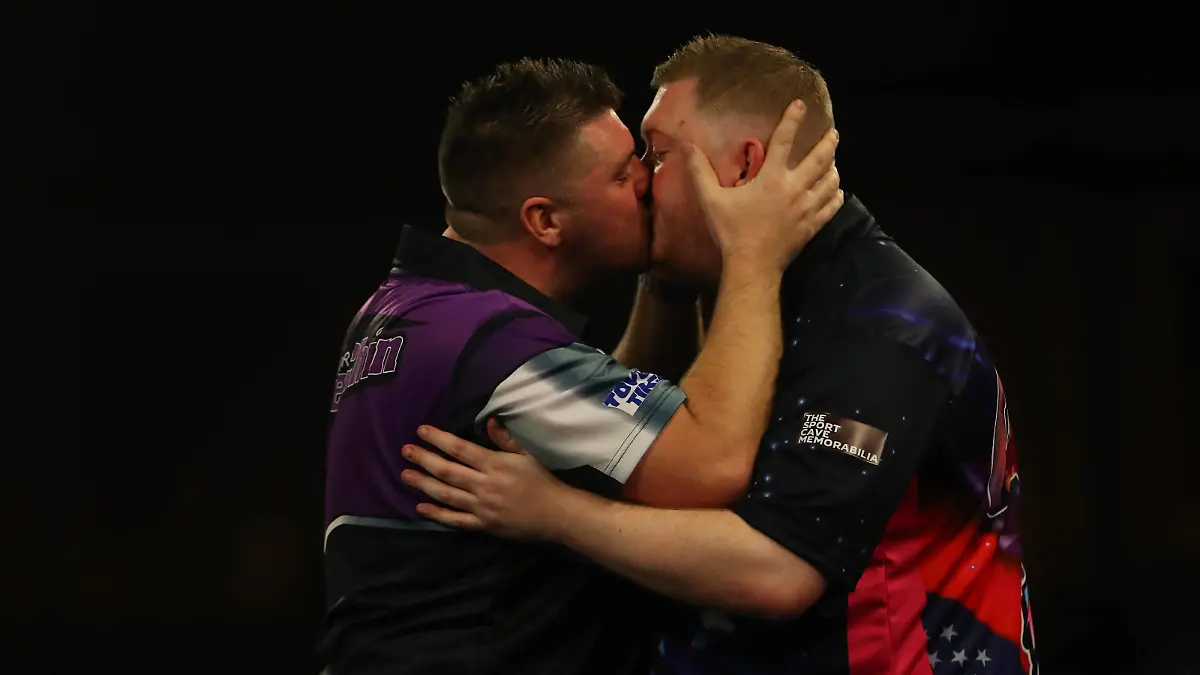 RECORD DATE NOT STATED 28th December 2023, Alexandra Palace, London, England 2023/24 PDC Paddy Power World Darts Championships Day 11 Evening Session Daryl Gurney and Ricky Evans share a kiss after their match. PUBLICATIONxNOTxINxUK ActionPlus12591857 KatiexChan