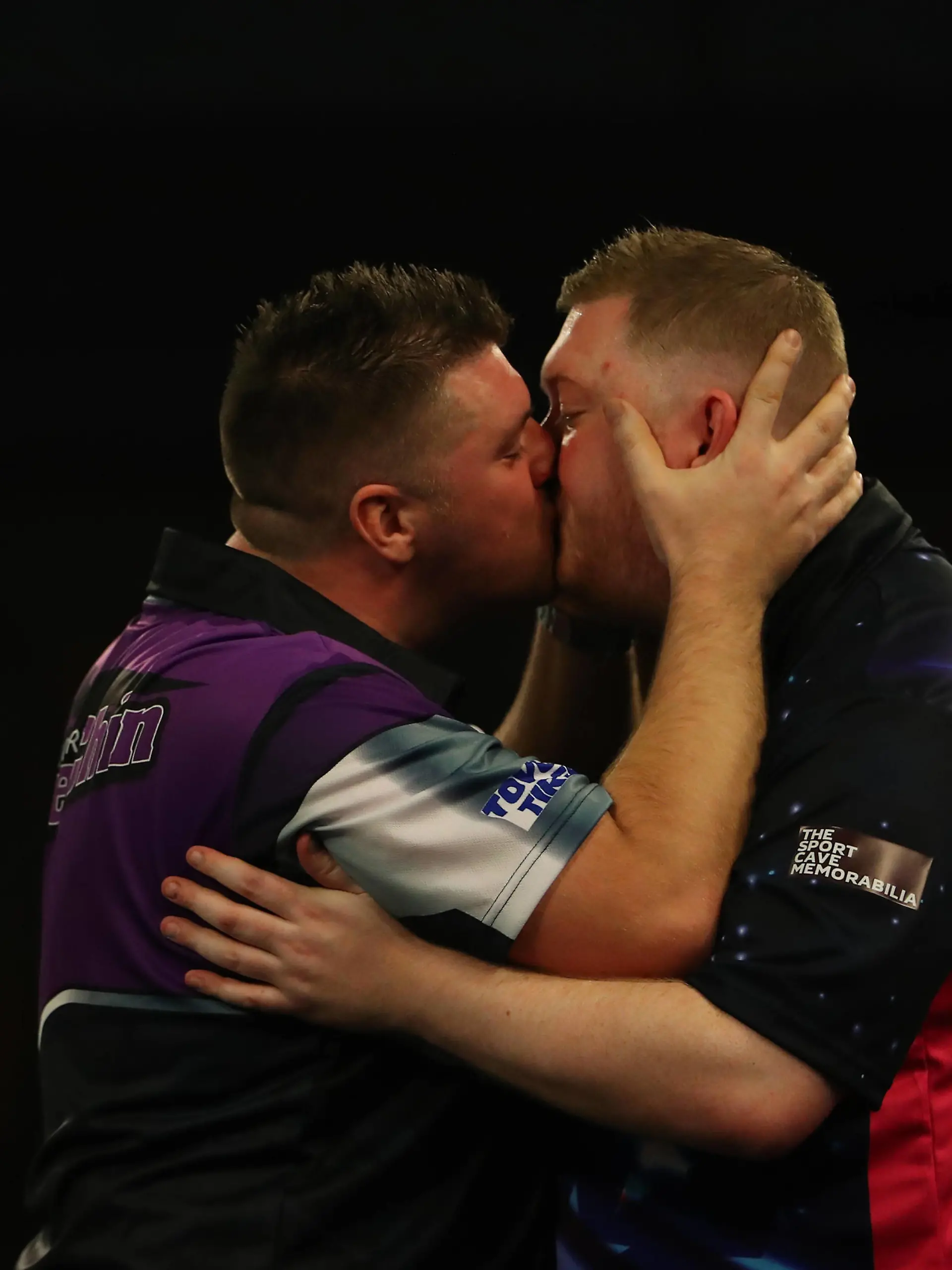 RECORD DATE NOT STATED 28th December 2023, Alexandra Palace, London, England 2023/24 PDC Paddy Power World Darts Championships Day 11 Evening Session Daryl Gurney and Ricky Evans share a kiss after their match. PUBLICATIONxNOTxINxUK ActionPlus12591857 KatiexChan