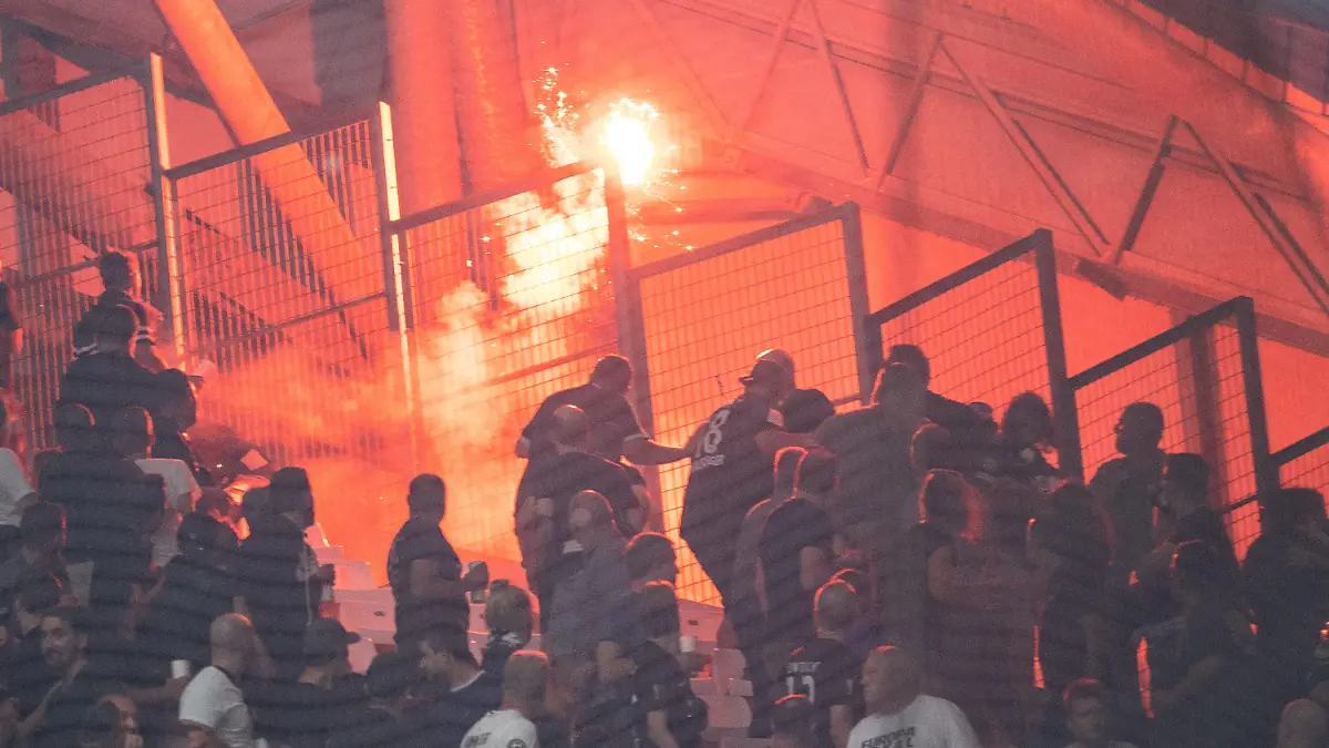 13.09.2022, Frankreich, Marseille: Fußball: Champions League, Olympique Marseille - Eintracht Frankfurt, Gruppenphase, Gruppe D, 2. Spieltag, Orange Vélodrome. Ein Feuerwerkskörper wird von Eintrachtultras aus ihrem Block geworfen. Davor wurde er von Marseillultras dorthin geschossen (zu dpa «Fan-Experte: Gewalt bekommt bei Ultras «größere Wertigkeit») (zu dpa: «Eintrachts Dauerziel London: Doppelte Prüfung bei Kane und Co.») Foto: Sebastian Gollnow/dpa +++ dpa-Bildfunk +++