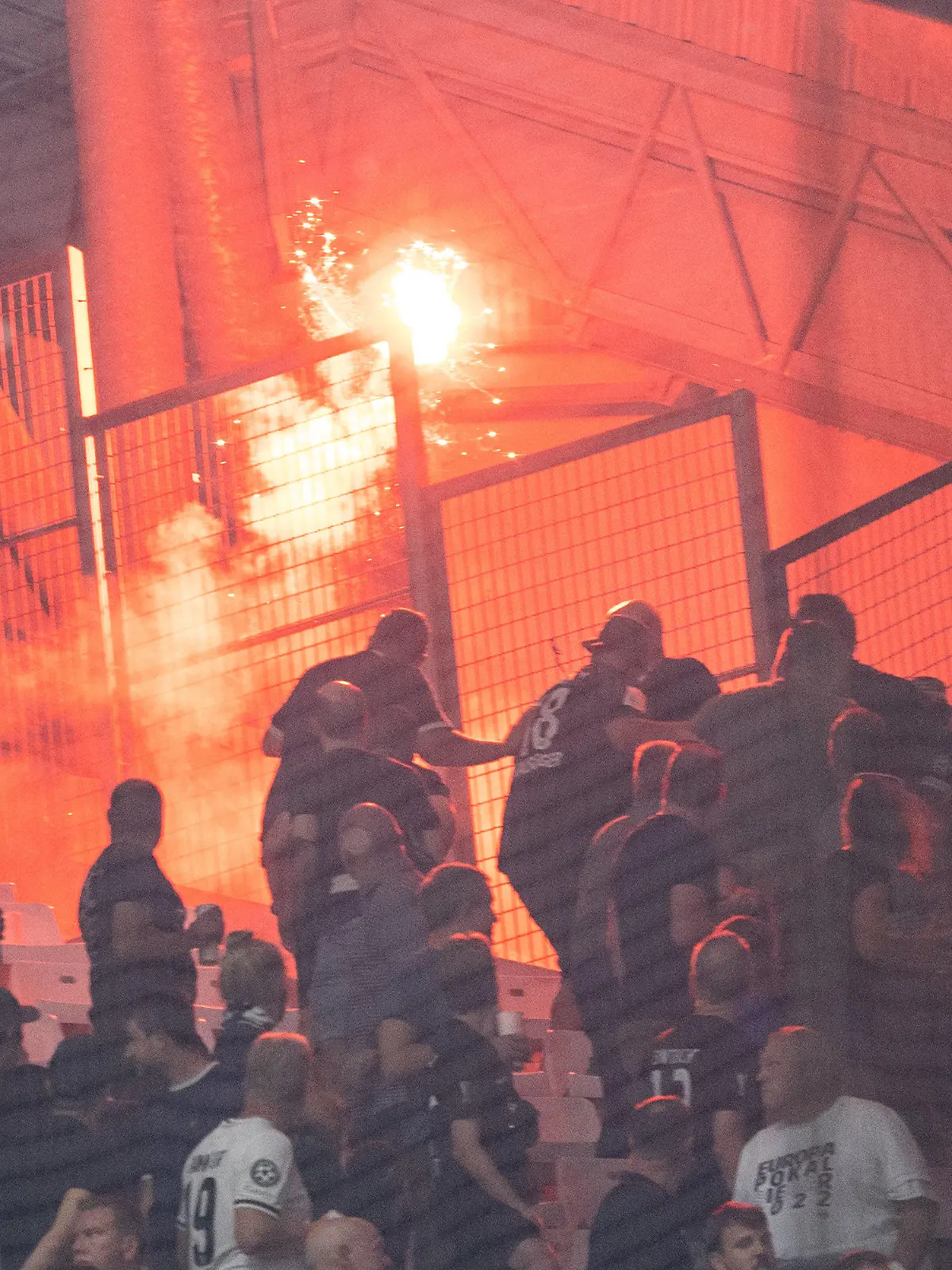 13.09.2022, Frankreich, Marseille: Fußball: Champions League, Olympique Marseille - Eintracht Frankfurt, Gruppenphase, Gruppe D, 2. Spieltag, Orange Vélodrome. Ein Feuerwerkskörper wird von Eintrachtultras aus ihrem Block geworfen. Davor wurde er von Marseillultras dorthin geschossen (zu dpa «Fan-Experte: Gewalt bekommt bei Ultras «größere Wertigkeit») (zu dpa: «Eintrachts Dauerziel London: Doppelte Prüfung bei Kane und Co.») Foto: Sebastian Gollnow/dpa +++ dpa-Bildfunk +++