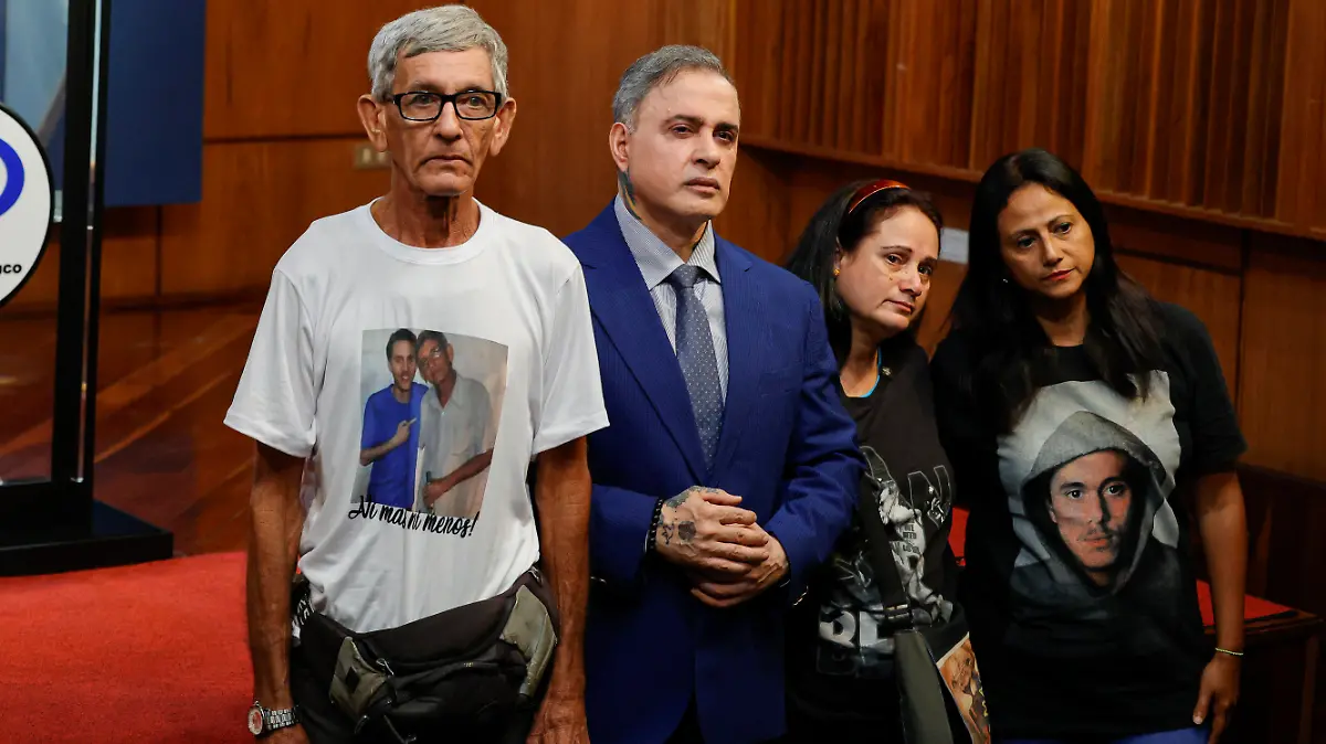26.12.2023, Venezuela, Caracas: Jose Rafael Gonzalez Ollarves (l-r), Vater des 2015 gestorbenen Rappers Canserbero, Tarek William Saab, Generalstaatsanwalt von Venezuela, Maria del Carmen Gonzalez Oramas und Jacqueline Gonzalez Oramas, beide Schwester des Sängers, stehen zusammen nach einer Pressekonferenz über den Tod des Rappers. Laut neuen Ermittlungen soll der venezolanische Sänger kein Suizid begangen haben, sondern von seiner damaligen Managerin umgebracht worden sein. (zu dpa «Wende im Todesfall von Venezuelas Rapper Canserbero - nach Jahren») Foto: Jesus Vargas/dpa +++ dpa-Bildfunk +++