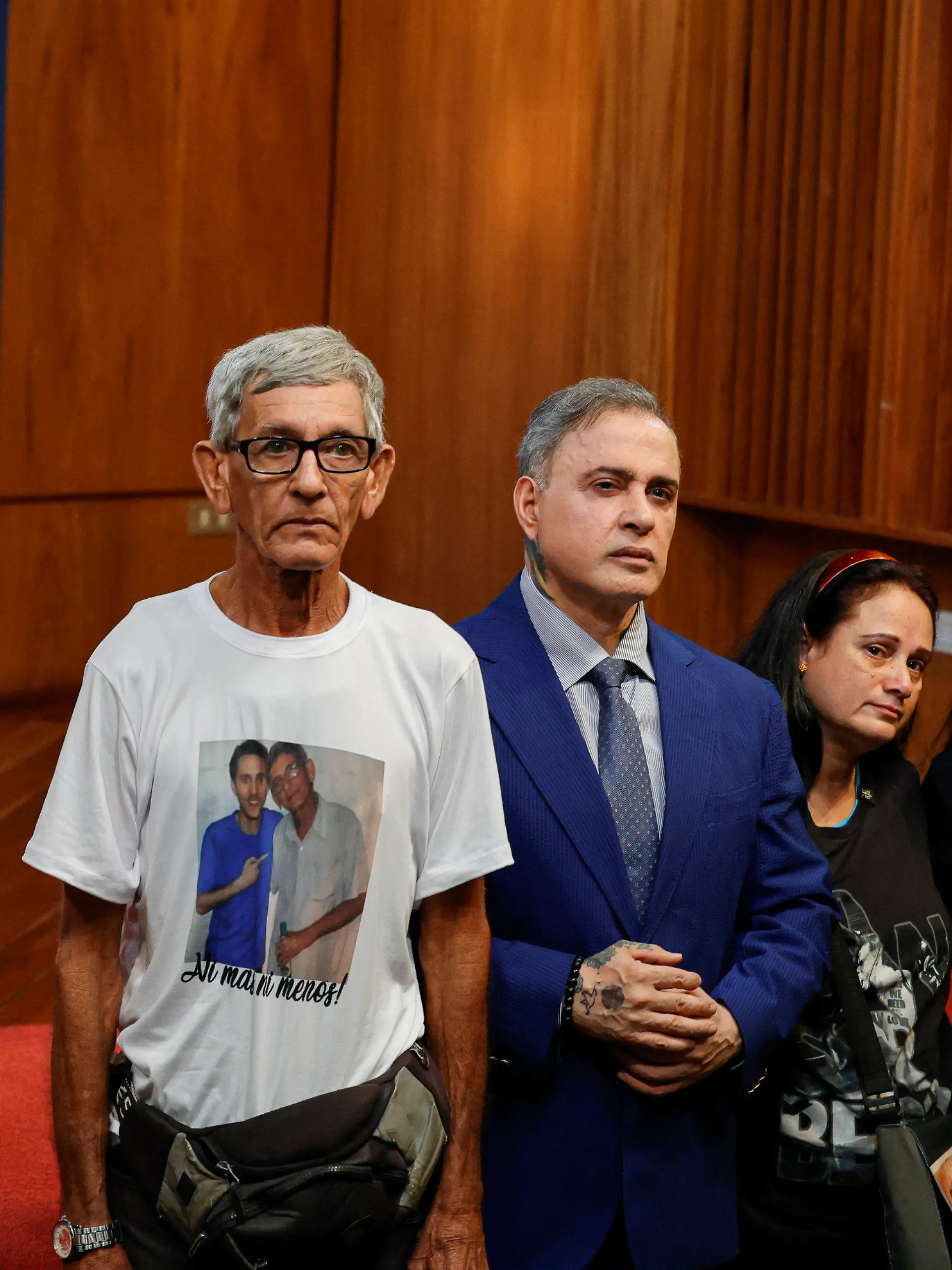 26.12.2023, Venezuela, Caracas: Jose Rafael Gonzalez Ollarves (l-r), Vater des 2015 gestorbenen Rappers Canserbero, Tarek William Saab, Generalstaatsanwalt von Venezuela, Maria del Carmen Gonzalez Oramas und  Jacqueline Gonzalez Oramas, beide Schwester des Sängers, stehen zusammen nach einer Pressekonferenz über den Tod des Rappers. Laut neuen Ermittlungen soll der venezolanische Sänger kein Suizid begangen haben, sondern von seiner damaligen Managerin umgebracht worden sein. (zu dpa «Wende im Todesfall von Venezuelas Rapper Canserbero - nach Jahren») Foto: Jesus Vargas/dpa +++ dpa-Bildfunk +++