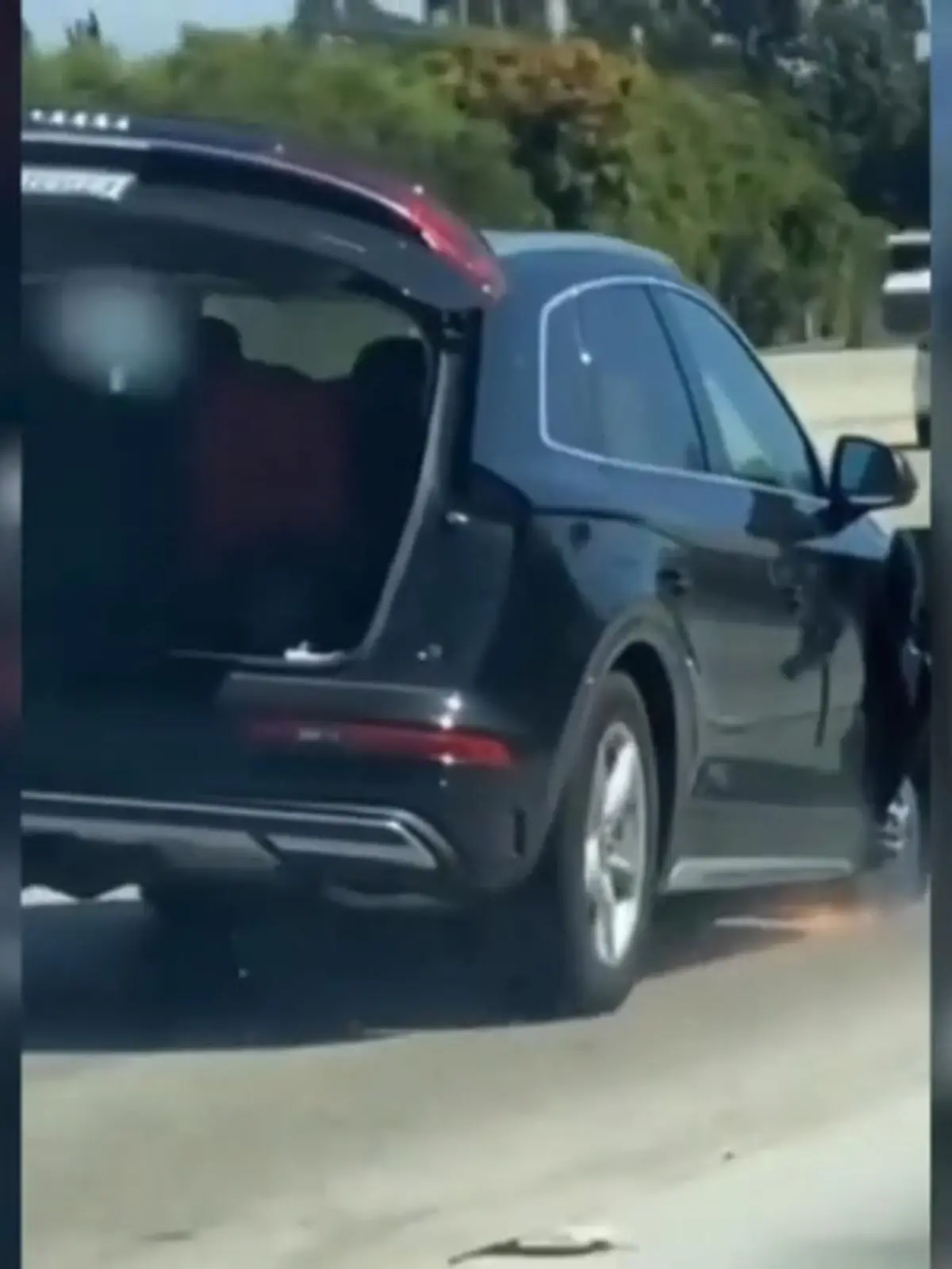 Also, so etwas haben wir auch noch nicht gesehen: eine Frau fährt auf einer Autobahn in den USA mit offenem Kofferraum und auf drei Rädern! Chad Towersey, die nebenher fährt, filmt die irre Szene und postet das Video in den sozialen Medien. Unfassbar: die Fahrerin scheint es gar nicht mitzubekommen. Sehen Sie selbst im Video. 