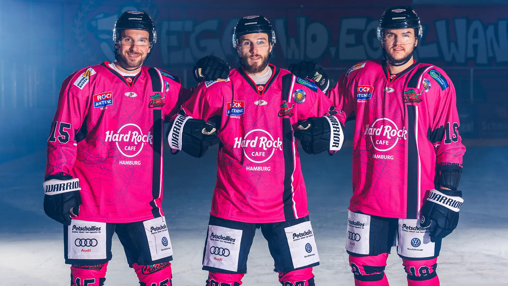 Eishockey Oberliga Nord 2022/23 - 19.10.2022 - Crocodiles Hamburg - Pinktober Aktion zusammen mit Hard Rock Cafe Hamburg rund um das Thema Brustkrebs .
Mit Yannis Walch ( Crocodiles ) , Thomas Zuravlev ( Crocodiles ) , Tobias Bruns ( Crocodiles ) .
Foto © Fishing4 / Thorge Huter
+++ Nutzungs-Hinweis +++ Foto ist honorarpflichtig zzgl. gesetzl. MwSt.