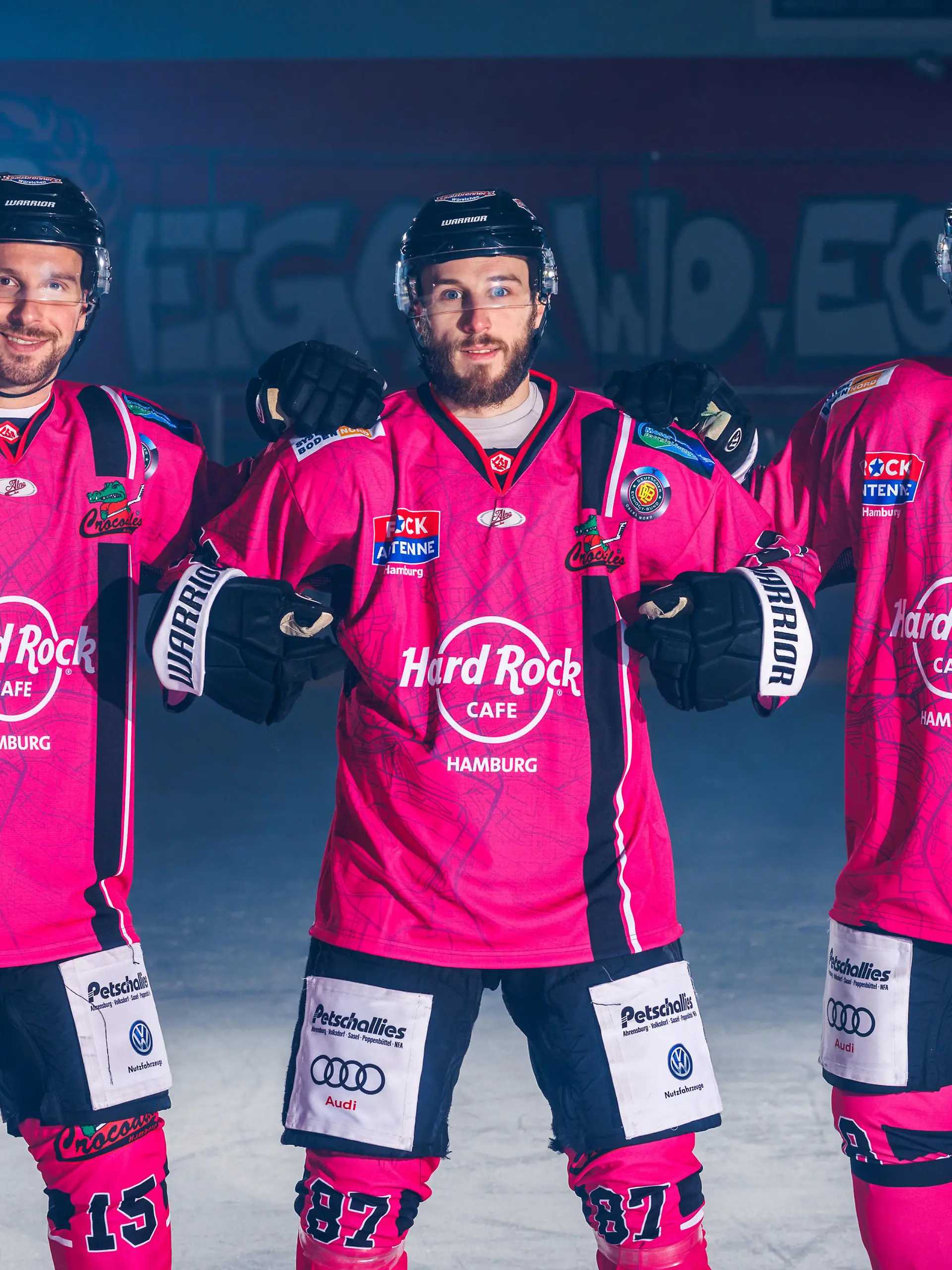 Eishockey Oberliga Nord 2022/23 - 19.10.2022 - Crocodiles Hamburg - Pinktober Aktion zusammen mit Hard Rock Cafe Hamburg rund um das Thema Brustkrebs .
 Mit Yannis Walch ( Crocodiles ) , Thomas Zuravlev ( Crocodiles )  , Tobias Bruns ( Crocodiles ) .
Foto © Fishing4 / Thorge Huter
 
+++ Nutzungs-Hinweis +++ Foto ist honorarpflichtig zzgl. gesetzl. MwSt.