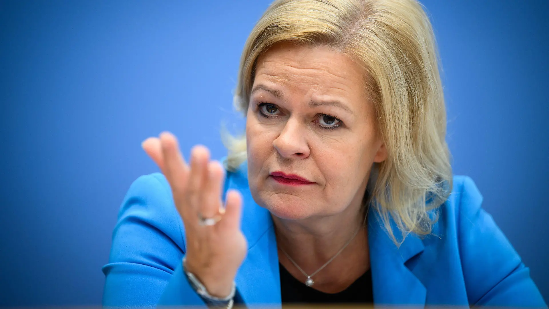 ARCHIV - 12.10.2023, Berlin: Nancy Faeser (SPD), Bundesministerin für Inneres und Heimat, steht in der Bundespressekonferenz Rede und Antwort. (zu dpa "Faeser: Im neuen Jahr mit Reform des Waffenrechts weiterkommen") Foto: Bernd von Jutrczenka/dpa +++ dpa-Bildfunk +++