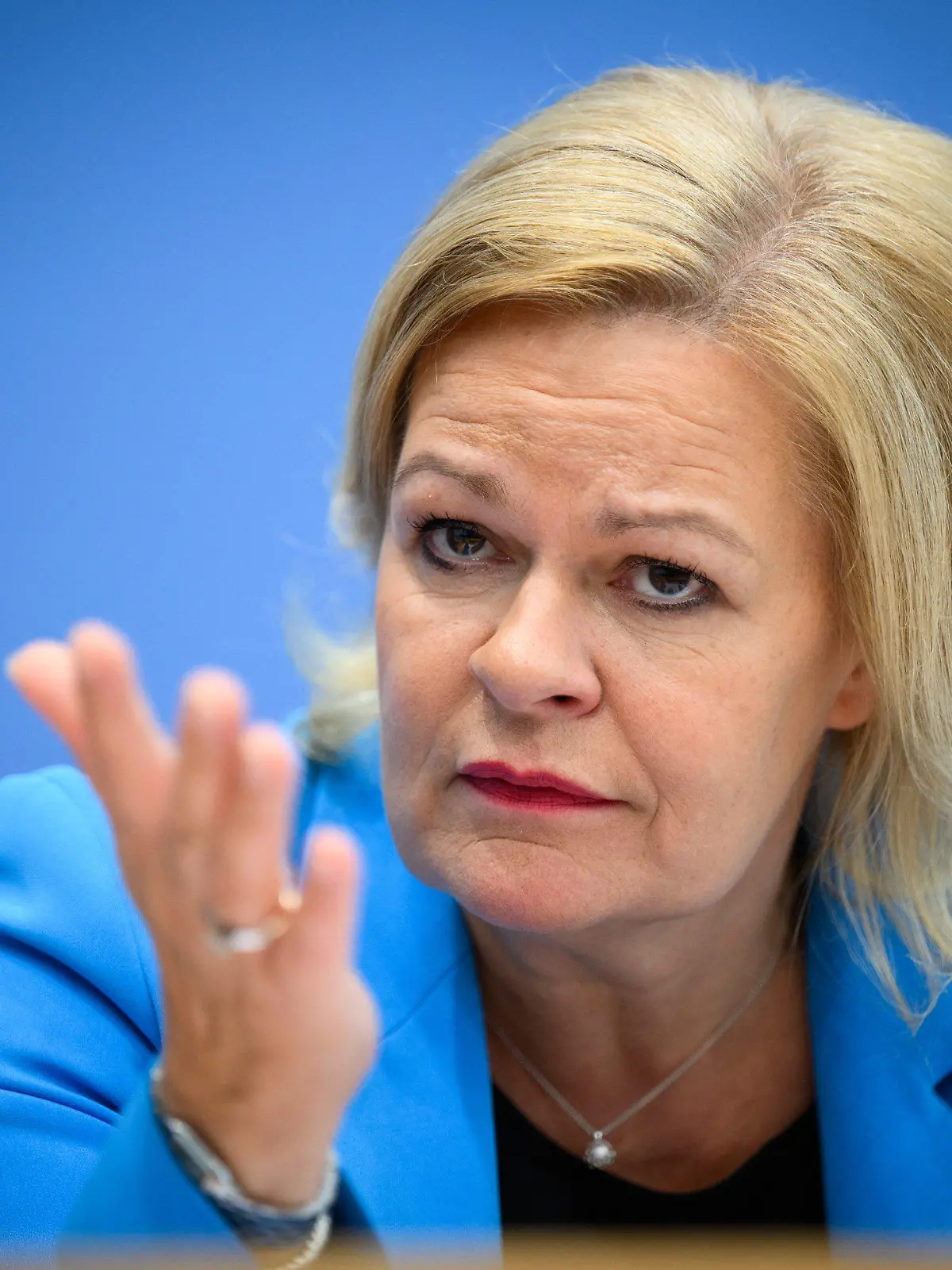ARCHIV - 12.10.2023, Berlin: Nancy Faeser (SPD), Bundesministerin für Inneres und Heimat, steht in der Bundespressekonferenz Rede und Antwort.     (zu dpa "Faeser: Im neuen Jahr mit Reform des Waffenrechts weiterkommen") Foto: Bernd von Jutrczenka/dpa +++ dpa-Bildfunk +++