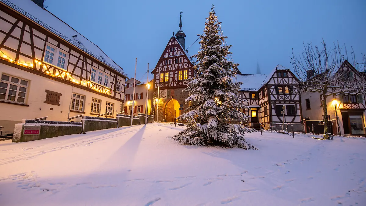 News Bilder des Tages Schnee im Taunus 01.12.2020, Oberursel Hessen: Blick auf die verschneite Altstadt von Oberursel am Morgen., Oberursel Deutschland *** Snow in the Taunus 01 12 2020, Oberursel Hessen View of the snowy old town of Oberursel in the morning , Oberursel Germany