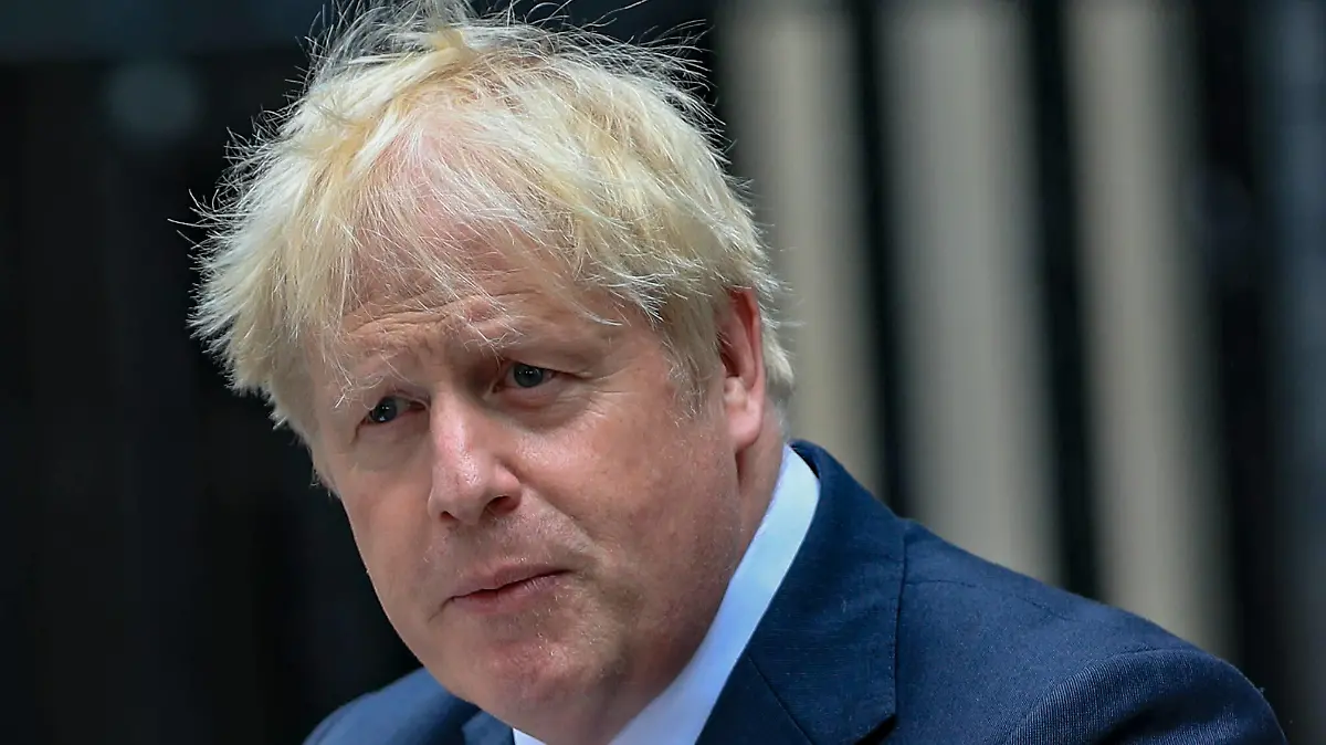 British Prime Minister Boris Johnson speaks to the press outside Downing Street in central London on Thursday, July 7, 2022. Following a string of scandals, two senior ministers and a wave of over 50 junior members of government quit over the past week, saying they no longer had confidence in the British leader. Prime Minister Boris Johnson has agreed to resign, his office said on Thursday, ending an unprecedented political crisis over his future that has paralyzed Britain s government. VX Photo/ Vudi Xhymshiti, PM Boris Johnson resigned London 10 Downing Street England United Kingdom PUBLICATIONxNOTxINxUK , Copyright: xVudixXhymshitix