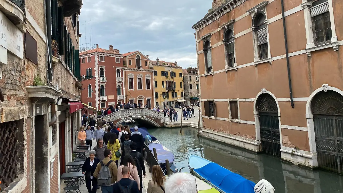 ARCHIV - 19.05.2023, Italien, Venedig: Touristen gehen in großen Gruppen durch das Stadtzentrum von Venedig. Die Stadt Venedig verbietet künftig von Reiseführern begleitete Touristengruppen mit mehr als 25 Menschen den Zutritt. Dies beschloss der Gemeinderat in seiner letzten Sitzung in 2023, um den Massentourismus und seine negativen Auswirkungen auf die norditalienische Lagunenstadt einzuschränken. (Zu dpa "Kampf gegen Massentourismus: Venedig verbietet größere Reisegruppen") Foto: Robert Messer/dpa +++ dpa-Bildfunk +++
