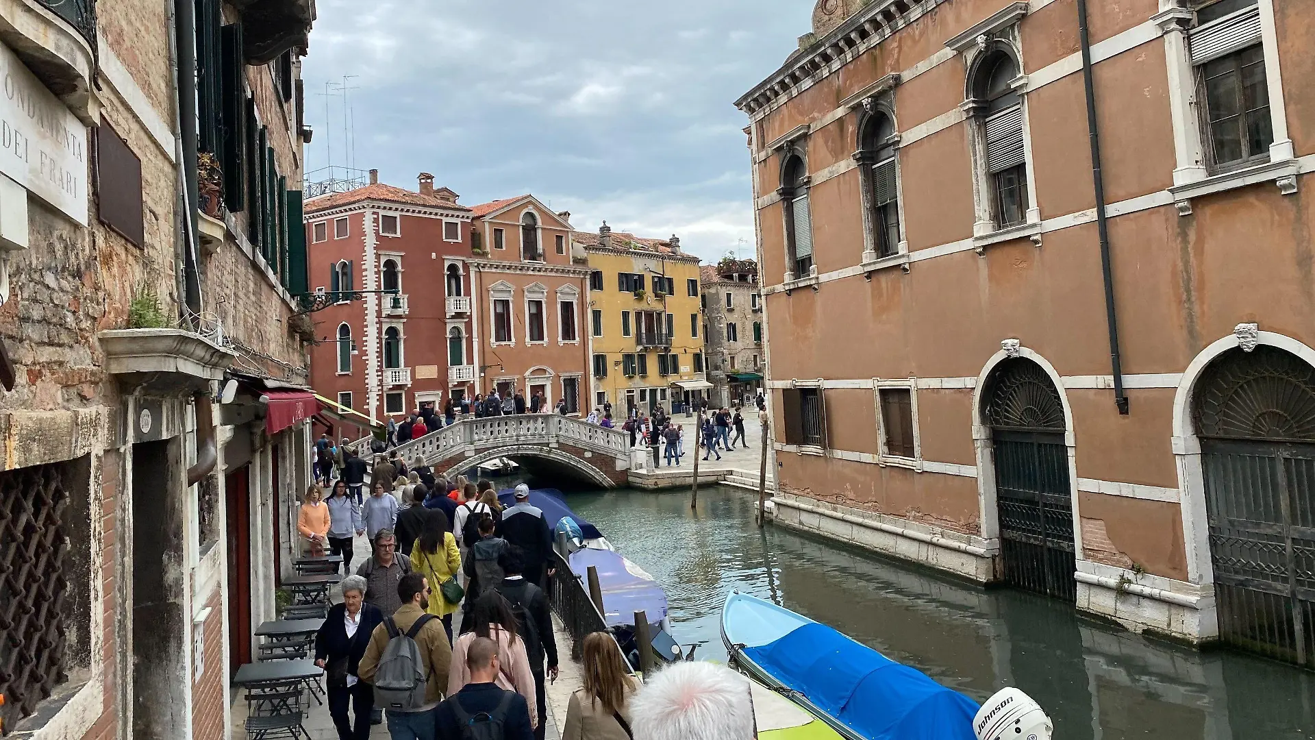 ARCHIV - 19.05.2023, Italien, Venedig: Touristen gehen in großen Gruppen durch das Stadtzentrum von Venedig. Die Stadt Venedig verbietet künftig von Reiseführern begleitete Touristengruppen mit mehr als 25 Menschen den Zutritt. Dies beschloss der Gemeinderat in seiner letzten Sitzung in 2023, um den Massentourismus und seine negativen Auswirkungen auf die norditalienische Lagunenstadt einzuschränken. (Zu dpa "Kampf gegen Massentourismus: Venedig verbietet größere Reisegruppen") Foto: Robert Messer/dpa +++ dpa-Bildfunk +++