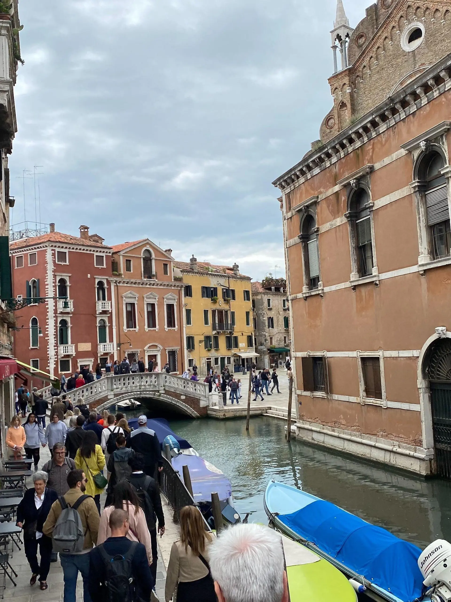 ARCHIV - 19.05.2023, Italien, Venedig: Touristen gehen in großen Gruppen durch das Stadtzentrum von Venedig. Die Stadt Venedig verbietet künftig von Reiseführern begleitete Touristengruppen mit mehr als 25 Menschen den Zutritt. Dies beschloss der Gemeinderat in seiner letzten Sitzung in 2023, um den Massentourismus und seine negativen Auswirkungen auf die norditalienische Lagunenstadt einzuschränken. (Zu dpa "Kampf gegen Massentourismus: Venedig verbietet größere Reisegruppen") Foto: Robert Messer/dpa +++ dpa-Bildfunk +++