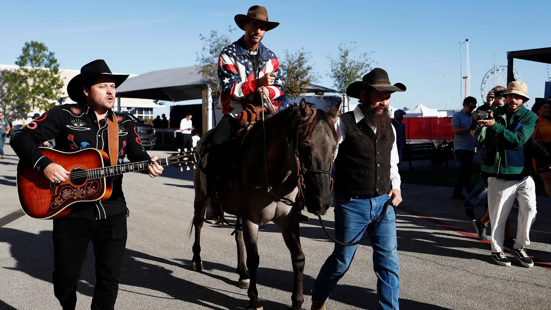 Formula 1 2022: United States GP CIRCUIT OF THE AMERICAS, UNITED STATES OF AMERICA - OCTOBER 20: Daniel Ricciardo, McLaren, on a horse during the United States GP at Circuit of the Americas on Thursday October 20, 2022 in Austin, United States of America. Photo by Carl Bingham / LAT Images Images PUBLICATIONxINxGERxSUIxAUTxHUNxONLY F12209_083310_X4I8627