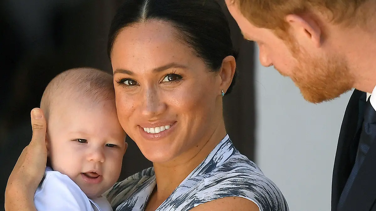 ARCHIV - 25.09.2019, Südafrika, Kapstadt: Der britische Prinz Harry (r), Herzog von Sussex, und seine Frau Meghan (M), Herzogin von Sussex, kommen gemeinsam mit ihrem Sohn Archie (l) zu einem Besuch bei Desmond Tutu, Erzbischof von Kapstadt und Friedensnobelpreisträger, an. «Baby Sussex», wie Archie auch genannt wird, feiert nun schon seinen ersten Geburtstag - weit weg vom britischen Königshaus in den USA. Foto: Toby Melville/PA Wire/dpa +++ dpa-Bildfunk +++