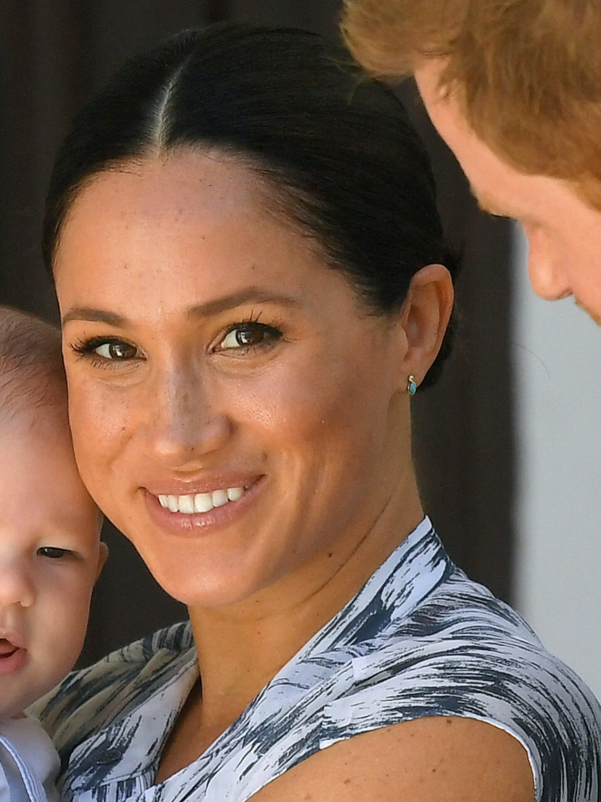 ARCHIV - 25.09.2019, Südafrika, Kapstadt: Der britische Prinz Harry (r), Herzog von Sussex, und seine Frau Meghan (M), Herzogin von Sussex, kommen gemeinsam mit ihrem Sohn Archie (l) zu einem Besuch bei Desmond Tutu, Erzbischof von Kapstadt und Friedensnobelpreisträger, an. «Baby Sussex», wie Archie auch genannt wird, feiert nun schon seinen ersten Geburtstag - weit weg vom britischen Königshaus in den USA. Foto: Toby Melville/PA Wire/dpa +++ dpa-Bildfunk +++