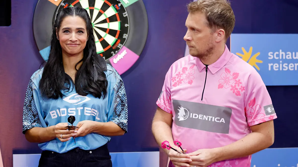 Moderatorin Amira Pocher / Austrian Powers und Moderator Oliver Pocher / Tiny Bull bei der Promi-Darts-WM 2023 im Maritim Hotel. Nach ihrer Hochzeit 2019 gaben Oliver Pocher und Amira im August 2023 ihre Trennung bekannt. Düsseldorf, 07.01.2023