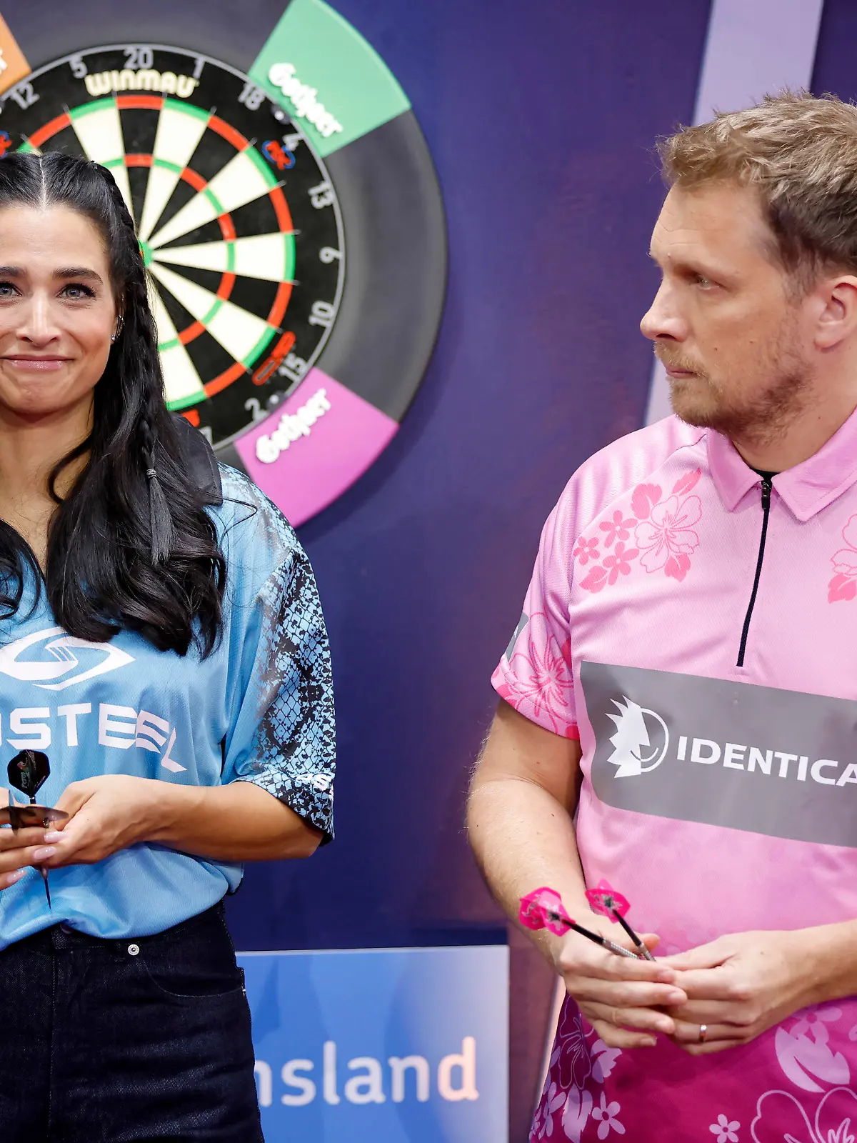 Moderatorin Amira Pocher / Austrian Powers und Moderator Oliver Pocher / Tiny Bull bei der Promi-Darts-WM 2023 im Maritim Hotel. Nach ihrer Hochzeit 2019 gaben Oliver Pocher und Amira im August 2023 ihre Trennung bekannt. Düsseldorf, 07.01.2023