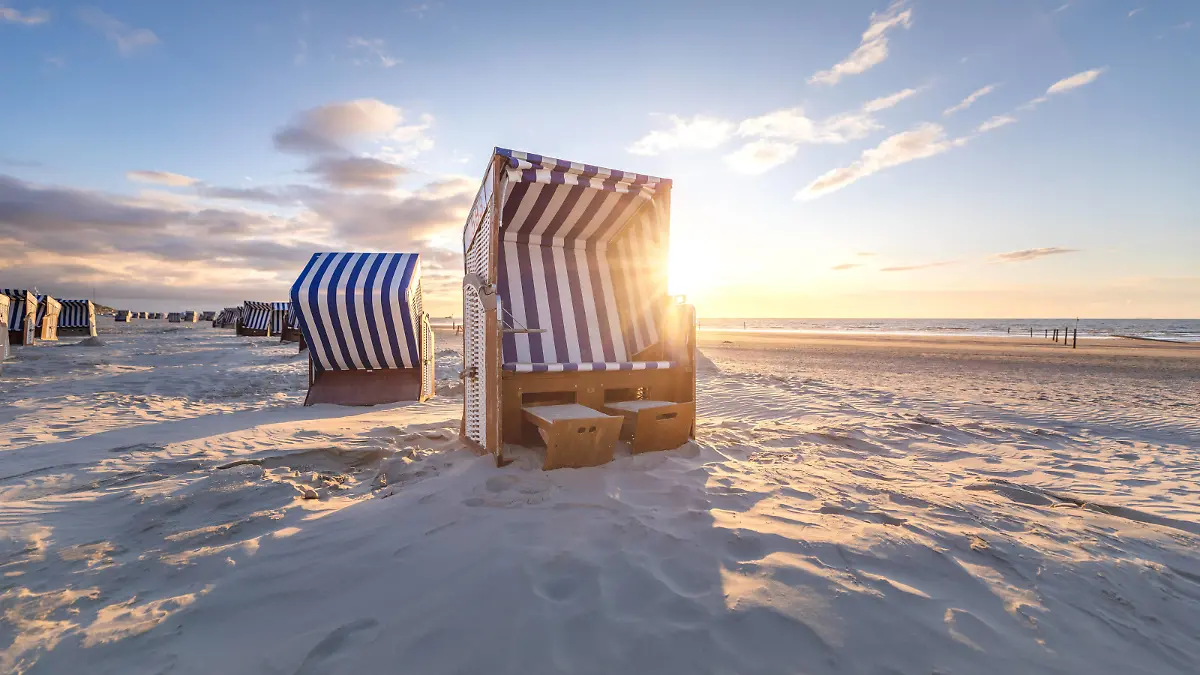 Norderney. 07 JUN 2020. Urlaub an der Nordseeküste. Sonnenlicht über den Strandkörben am Nordstrand von Norderney. OSTFRIESLAND. Ostfriesische Inseln. *** Norderney 07 JUN 2020 Holidays at the North Sea coast Sunlight over the beach chairs at the North Beach of Norderney EAST FRIESLAND East Frisian Islands Copyright: JanisMEYER/Priller&MAUG JMY146191X