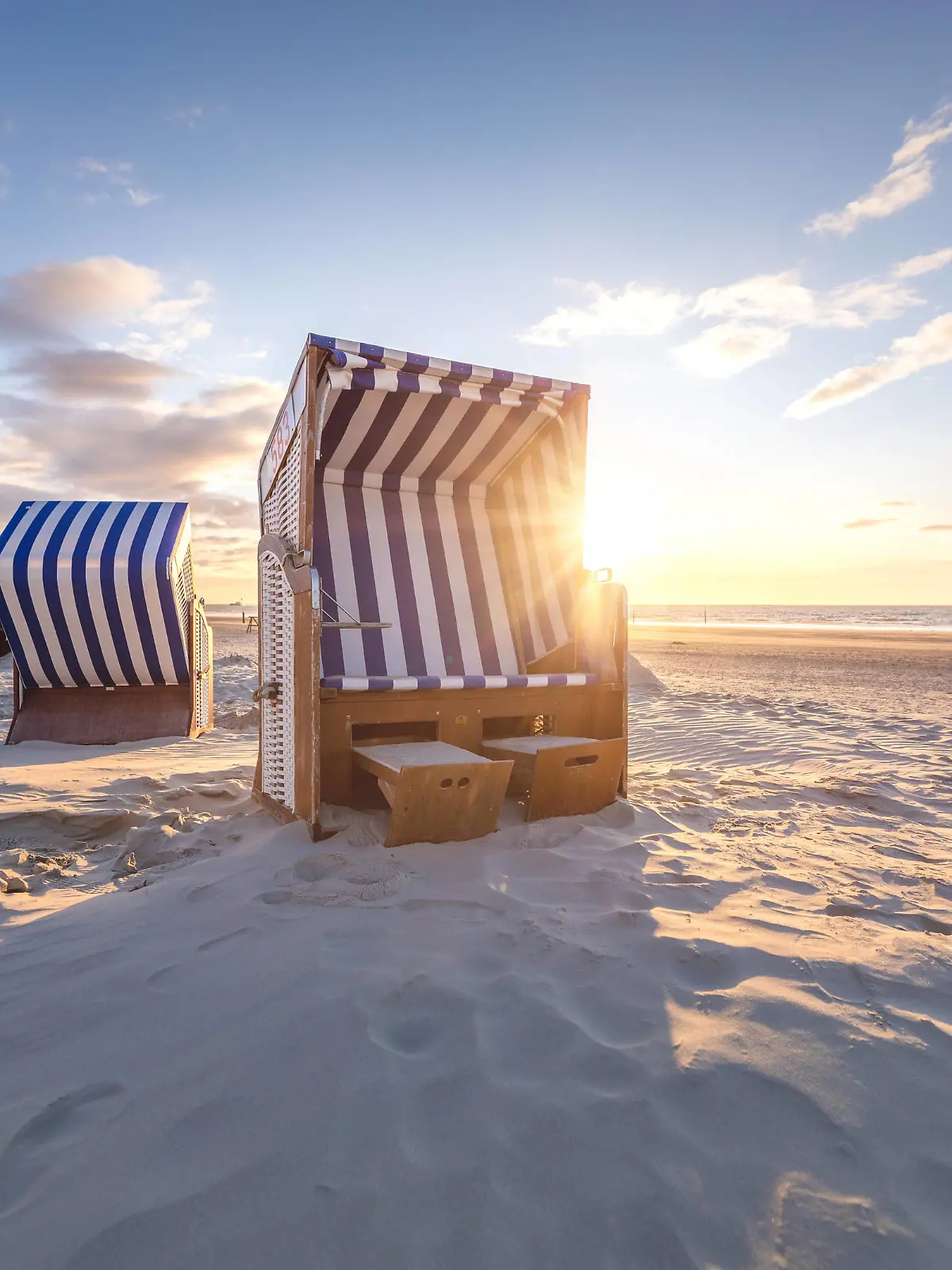 Norderney. 07 JUN 2020. Urlaub an der Nordseeküste. Sonnenlicht über den Strandkörben am Nordstrand von Norderney. OSTFRIESLAND. Ostfriesische Inseln. *** Norderney 07 JUN 2020 Holidays at the North Sea coast Sunlight over the beach chairs at the North Beach of Norderney EAST FRIESLAND East Frisian Islands Copyright: JanisMEYER/Priller&MAUG JMY146191X