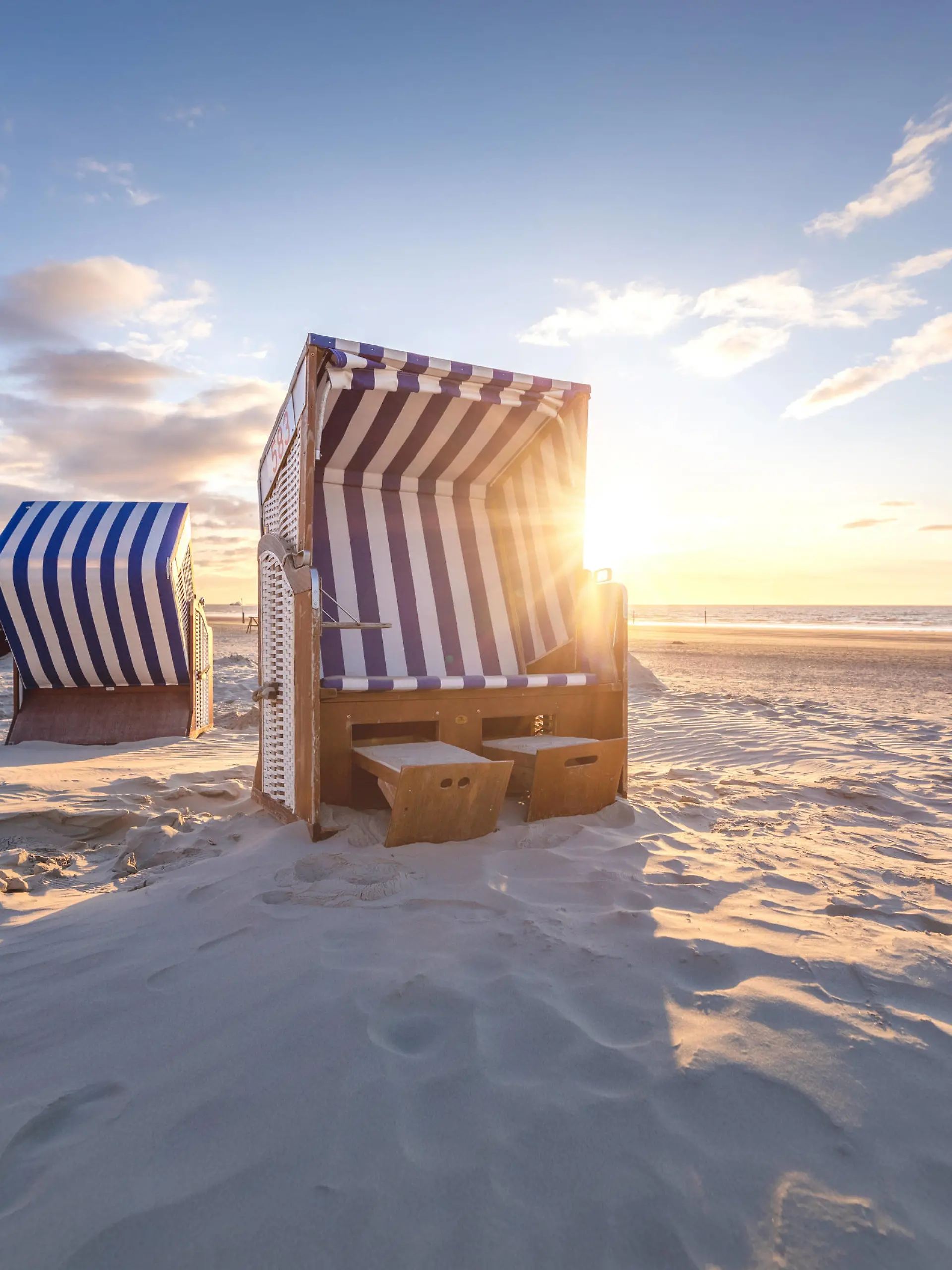Norderney. 07 JUN 2020. Urlaub an der Nordseeküste. Sonnenlicht über den Strandkörben am Nordstrand von Norderney. OSTFRIESLAND. Ostfriesische Inseln. *** Norderney 07 JUN 2020 Holidays at the North Sea coast Sunlight over the beach chairs at the North Beach of Norderney EAST FRIESLAND East Frisian Islands Copyright: JanisMEYER/Priller&MAUG JMY146191X