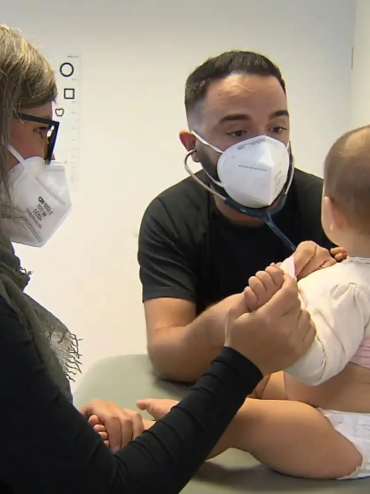 Die Geburt des eigenen Kindes ist für alle Eltern der Start in ein echtes Abenteuer geprägt von Höhen und Tiefen. Gerade am Anfang wollen frischgebackene Mamas und Papas alles richtig machen – und werden von allen Seiten mit gut gemeinten Ratschläge zugeschüttet. Kinderarzt Vitor Gatinho aus Frankfurt hat es sich deshalb zur Aufgabe gemacht, nicht nur den Kindern zu helfen – sondern auch den Eltern. Als Kids Doc auf Instagram folgen ihm bereits über 400 000 Menschen. Sein Wissen hat der 40-Jährige nun auch auf Papier gebracht und sein Buch „Wenn der Rotz läuft und der Pups drückt" veröffentlicht.