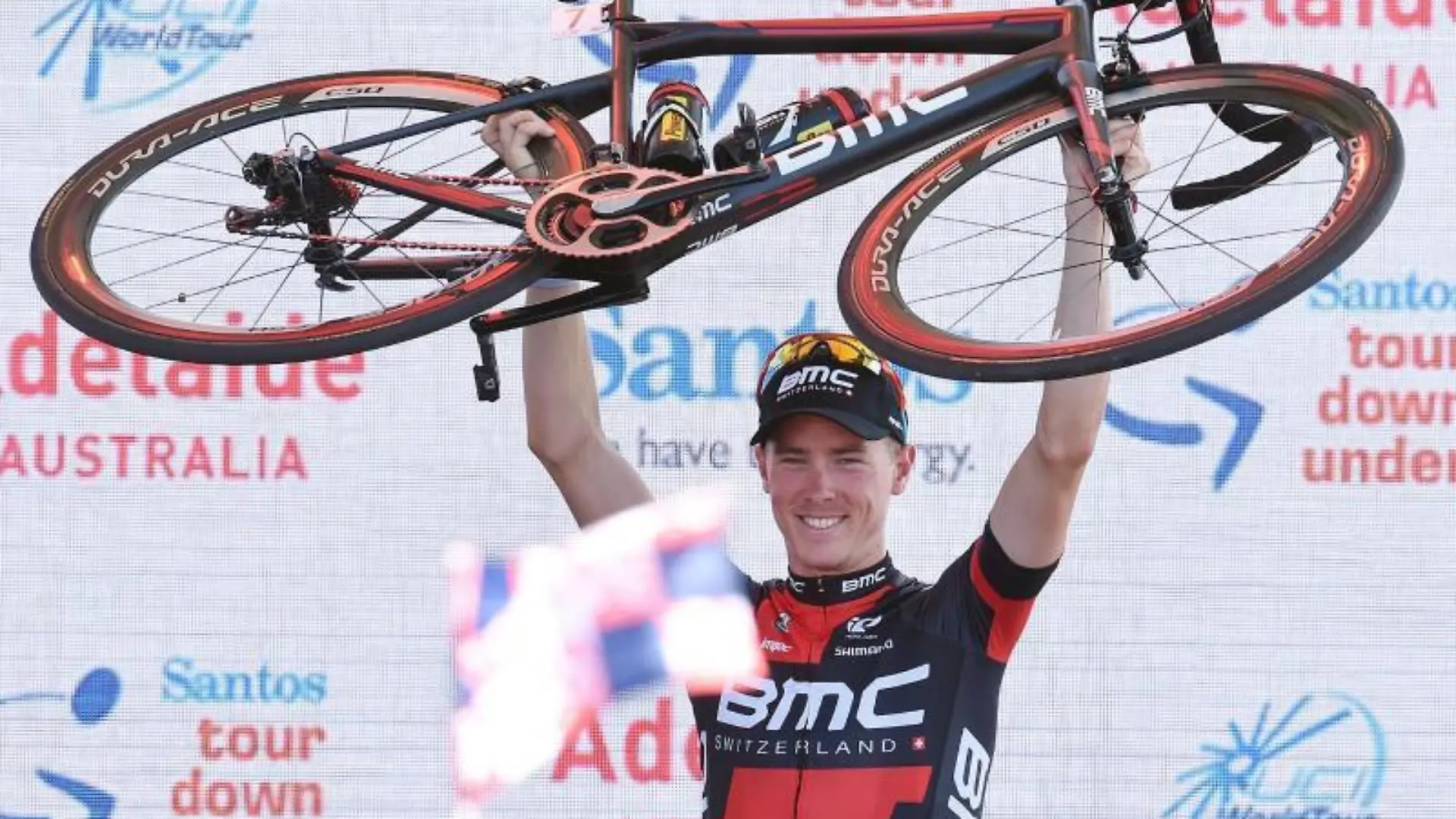 Der Australier Rohan Dennis triumphiert mit seinem Rad nach dem Gewinn der Tour Down Under. Foto: Dan Peled
