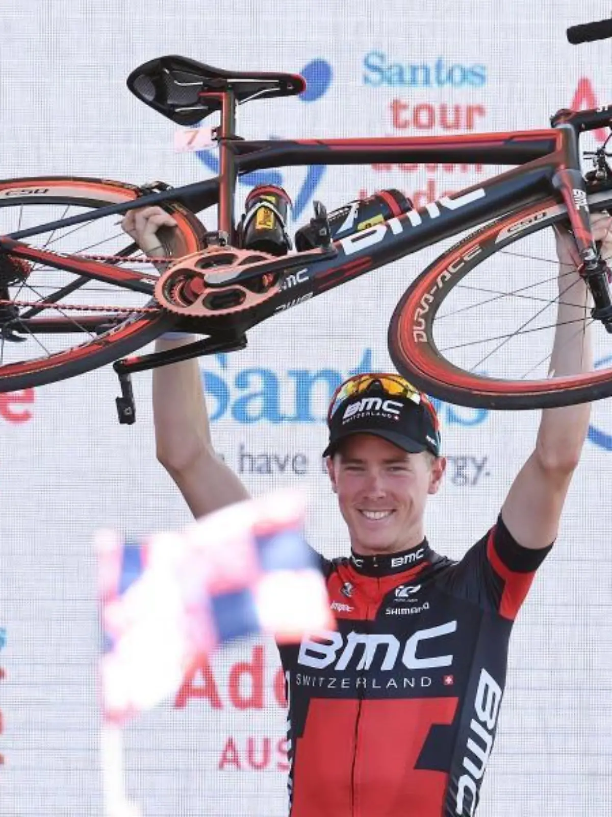 Der Australier Rohan Dennis triumphiert mit seinem Rad nach dem Gewinn der Tour Down Under. Foto: Dan Peled
