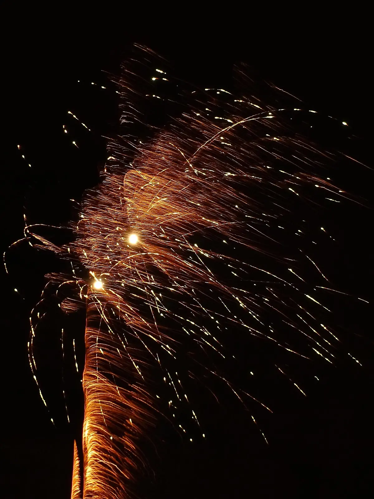 Da leuchten die Sterne und funkeln - und werden vom Winde verweht, der in der Neujahrsnacht kräftig blies Neujahr 2018 Feuerwerk Windverwehung *** As the stars shine and sparkle and be gone with the wind which in the new year s Eve vigorously Fireworks wind drift blew new year 2018  