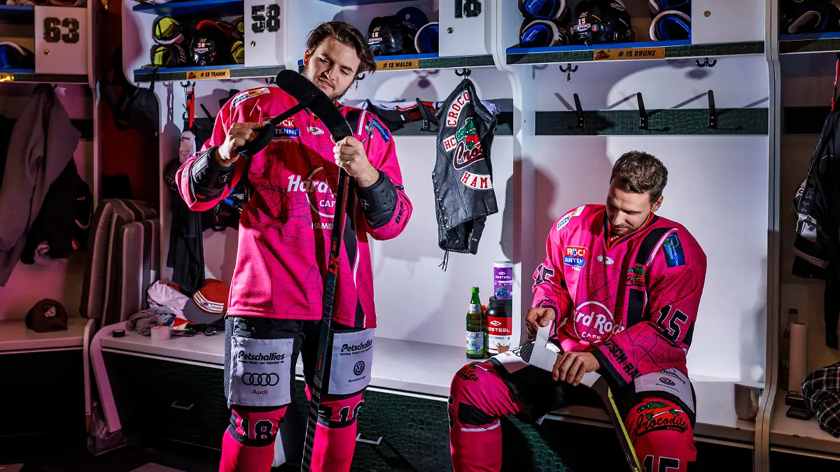 Eishockey Oberliga Nord 2022/23 - 19.10.2022 - Crocodiles Hamburg - Pinktober Aktion zusammen mit Hard Rock Cafe Hamburg rund um das Thema Brustkrebs .
 Mit Yannis Walch ( Crocodiles ) , Thomas Zuravlev ( Crocodiles )  , Tobias Bruns ( Crocodiles ) .
Foto © Fishing4 / Thorge Huter
 
+++ Nutzungs-Hinweis +++ Foto ist honorarpflichtig zzgl. gesetzl. MwSt.