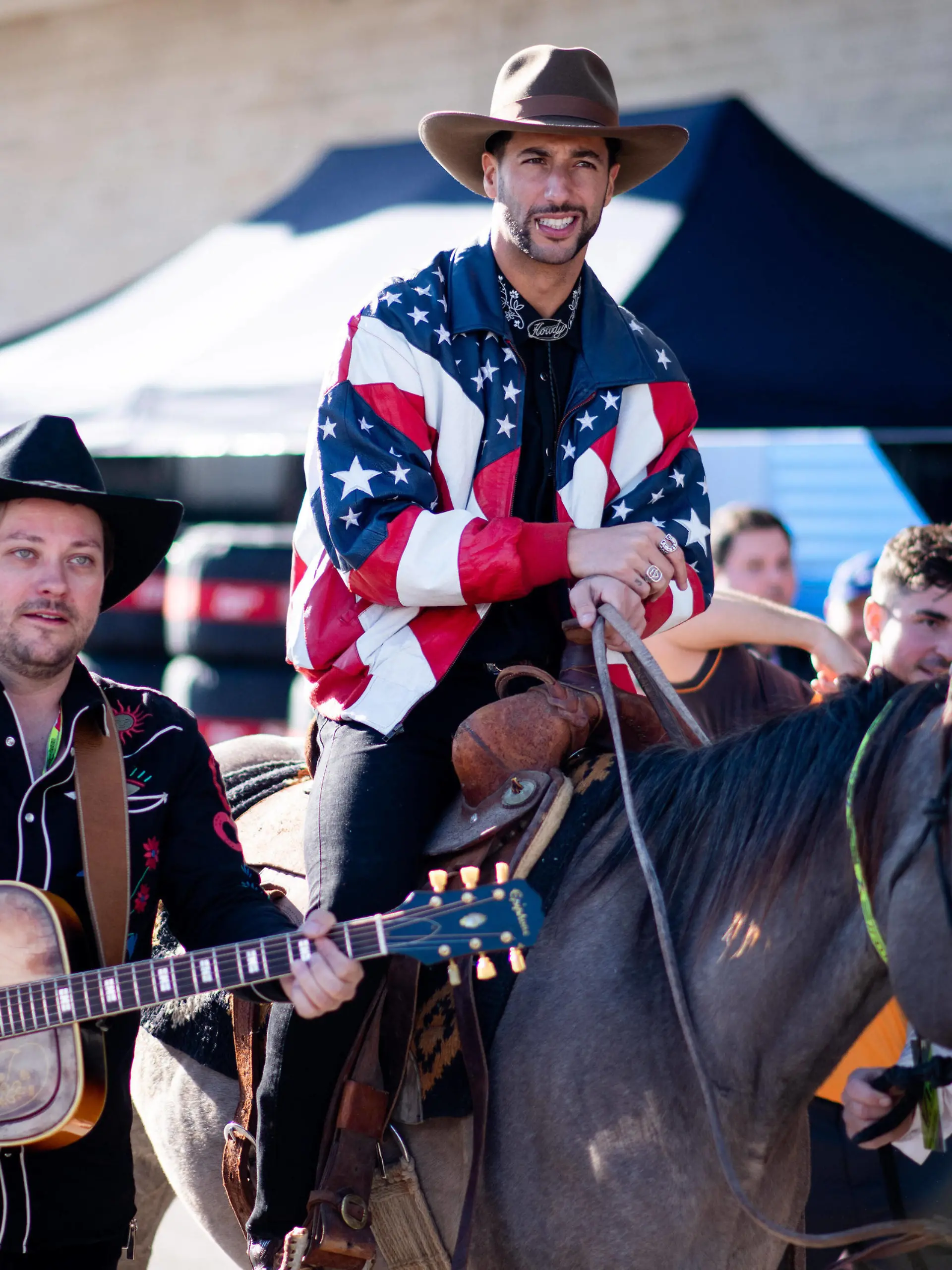 Daniel Ricciardo AUS, McLaren F1 Team 3 reitet mit Pferd Horsey McHorse und Begleitung eines Musikers in das Fahrerlager, USA, Formel 1 Grand Prix der USA, Circuit of the Americas Austin, Mediaday, 20.10.2022 USA, Formel 1 Grand Prix der USA, Circuit of the Americas Austin, Mediaday, 20.10.2022 Austin *** Daniel Ricciardo AUS, McLaren F1 Team 3 rides into the paddock with horse Horsey McHorse accompanied by a musician, USA, Formula 1 Grand Prix of the USA, Circuit of the Americas Austin, Mediaday, 20 10 2022 USA, Formula 1 Grand Prix of the USA, Circuit of the Americas Austin, Mediaday, 20 10 2022 Austin Copyright: xEibner/Memmlerx EP_MMR 