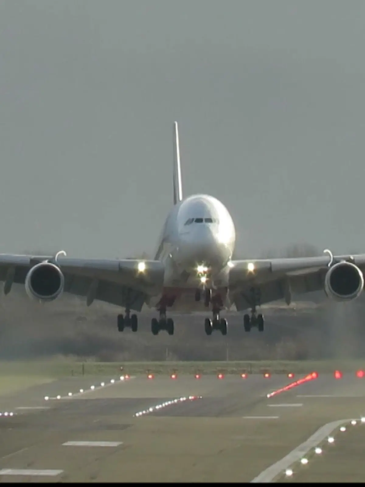 Sturmtief Pia wütet gerade über Birmingham - zu stark für diesen Airbus - er versucht mehrfach zu landen. Erst die dritte Landung ist mit Erfolg gekrönt.