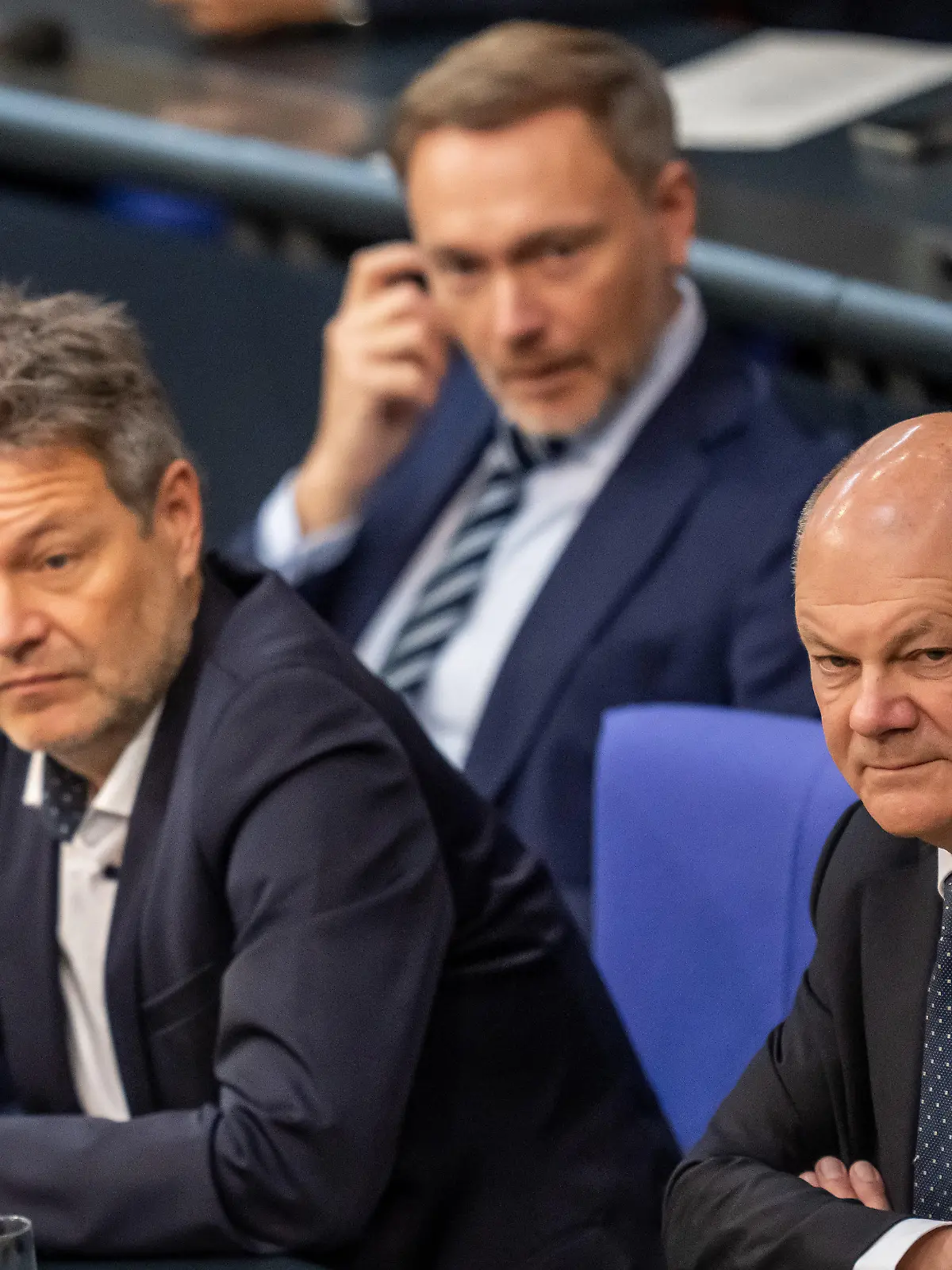 ARCHIV - 28.11.2023, Berlin: Bundeskanzler Olaf Scholz (SPD, r), verfolgt neben Robert Habeck (Bündnis 90/Die Grünen, l), Bundesminister für Wirtschaft und Klimaschutz, und Christian Lindner (FDP), Bundesminister der Finanzen, die Debatte zur Haushaltslage im Bundestag. Fast jeder zweite Deutsche rechnet damit, dass die Ampel-Koalition aus SPD, Grünen und FDP vor der nächsten Bundestagswahl im Herbst 2025 zerbricht. (zu dpa: Umfrage: Fast jeder Zweite rechnet mit vorzeitigem Ampel-Aus ») Foto: Michael Kappeler/dpa +++ dpa-Bildfunk +++