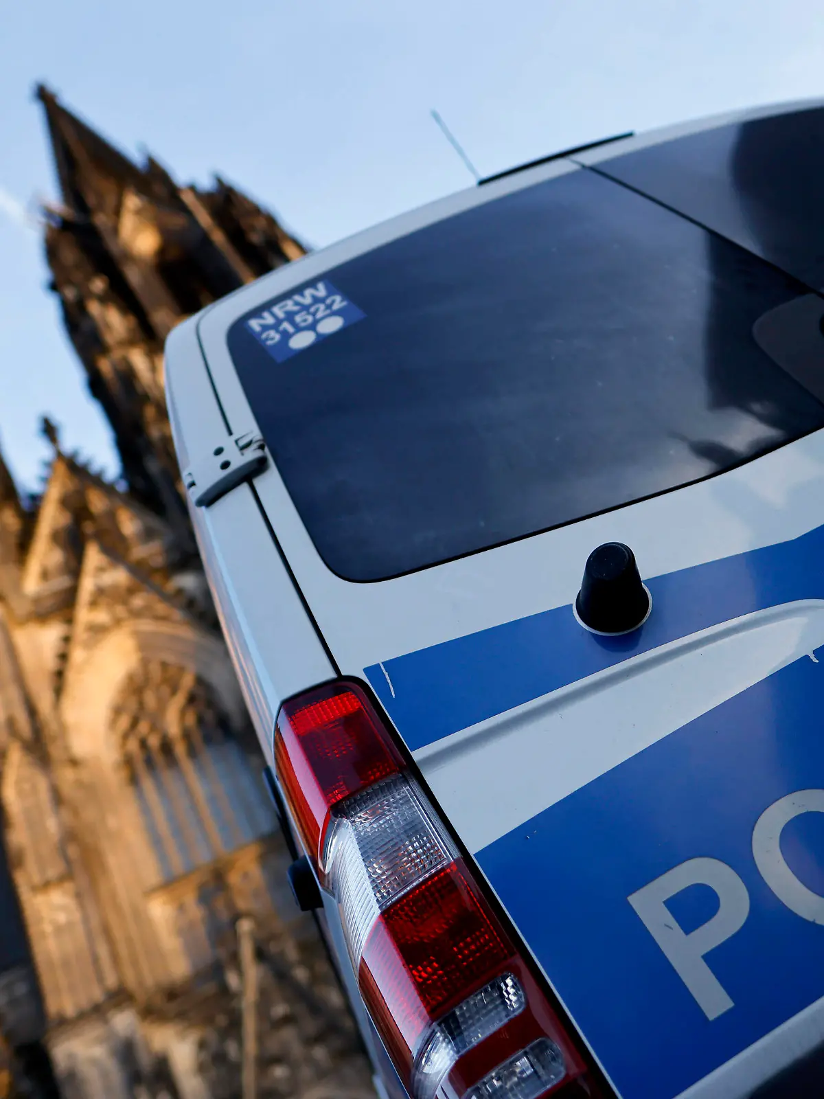 Terroralarm zum Jahreswechsel: Rund um den Kölner Dom sind Polizisten zu sehen. Es gelten verstärkte Sicherheitsmaßnahmen. Besucher des Doms müssen sich in Zelten Kontrollen unterziehen. Hintergrund: Eine islamistische Terrorzelle des afghanischen ISIS-Ablegers ISPK soll über den Jahreswechsel u.a. in Köln Anschläge geplan haben. Für Touristen bleibt der Dom bis auf weiteres geschlossen. Besucher von Messen müssen ein Screening in Zelten durchlaufen. Themenbild, Symbolbild Köln, 30.12.2023 NRW Deutschland *** Terror alert at the turn of the year Police officers can be seen around Cologne Cathedral Increased security measures are in place Visitors to the cathedral must undergo checks in tents Background An Islamist terrorist cell Copyright: xChristophxHardtx