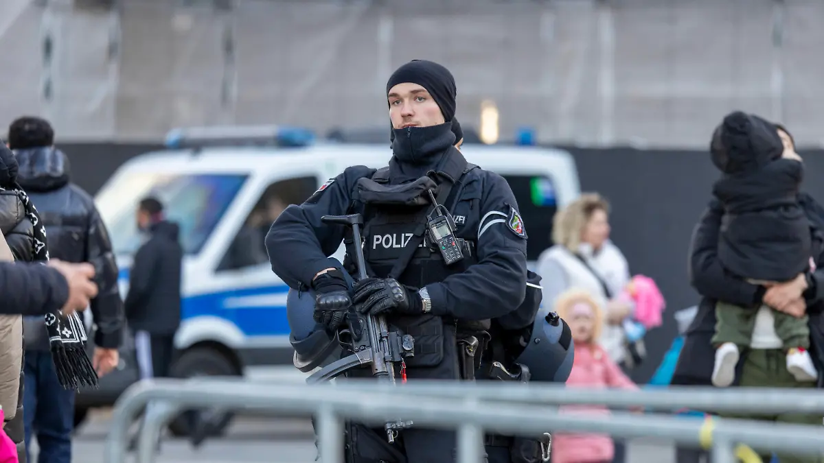 31.12.2023, Nordrhein-Westfalen, Köln: Vor dem Pontifikalamt im Kölner Dom zum Jahresabschluss mit Kardinal Woelki wird das Domumfeld von Einsatzkräften der Polizei mit Maschinenpistolen stark bewacht. Foto: Thomas Banneyer/dpa +++ dpa-Bildfunk +++