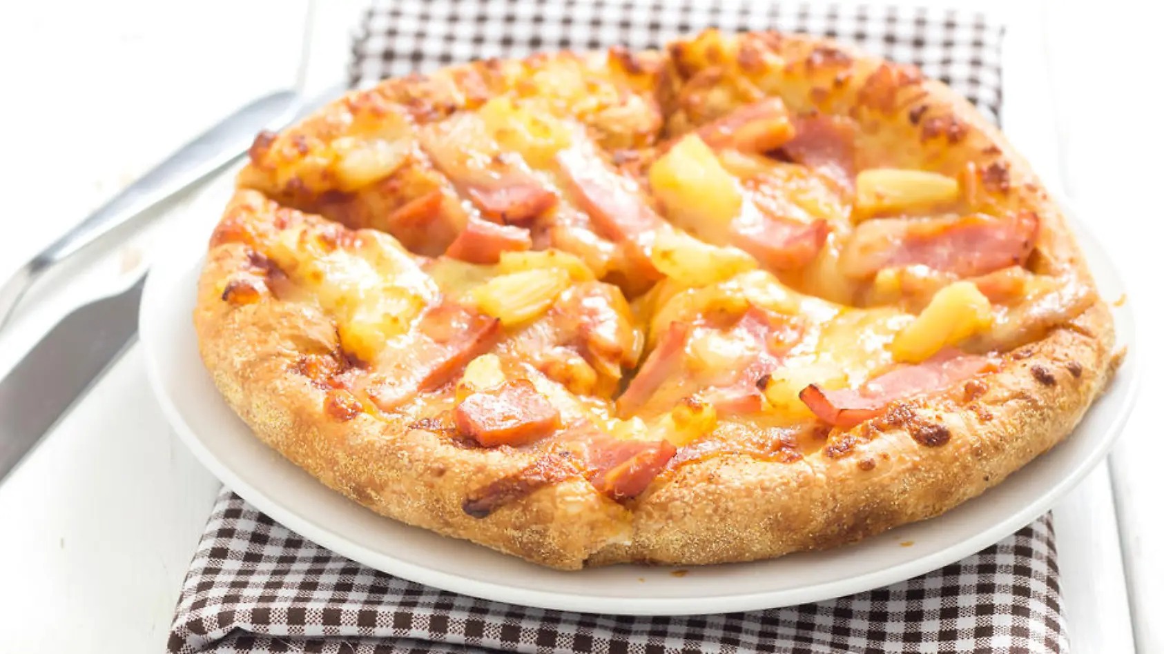Pizzabäcker macht Pizza Hawaii