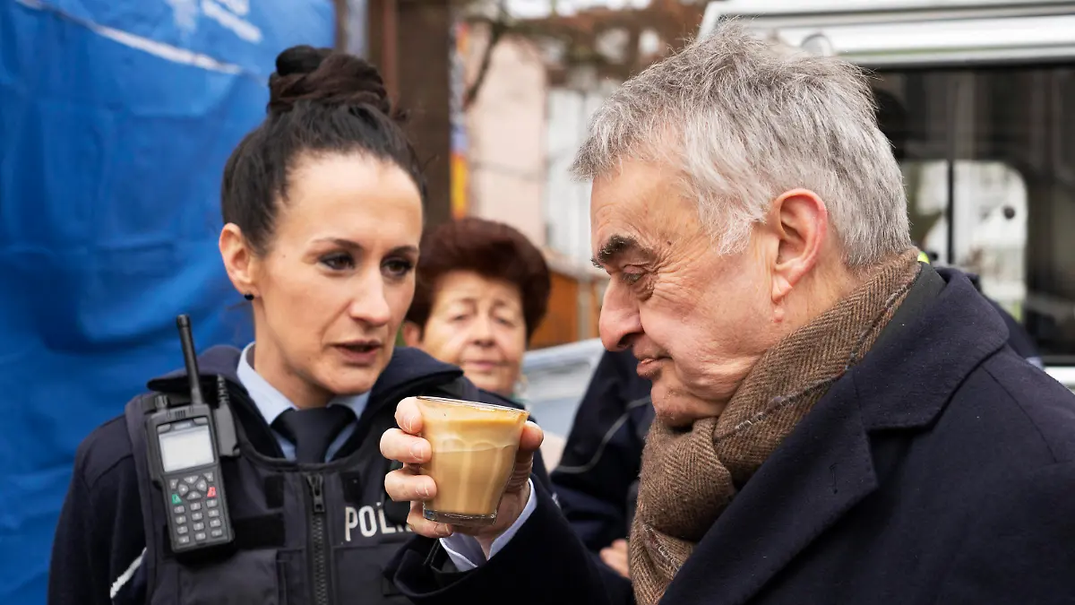 NRW Innenminister Herbert Reul Coffee with a cop - Die Polizei lädt ein NRW Innenminister Herbert Reul in Moers. Das Format des NRW-Innenministeriums Coffee with a Cop Kaffee mit einem Polizisten macht an verschiedenen Orten in ganz NRW Halt. Bürgerinnen und Bürger können in entspannter Atmosphäre mit der Polizei ins Gespräch kommen. Moers Deutschland Nordrhein-Westfalen / NRW *** NRW Minister of the Interior Herbert Reul Coffee with a cop The police invite you NRW Minister of the Interior Herbert Reul in Moers The format of the NRW Ministry of the Interior Coffee with a Cop Coffee with a police officer stops at various locations throughout NRW Citizens can talk to the police in a relaxed a